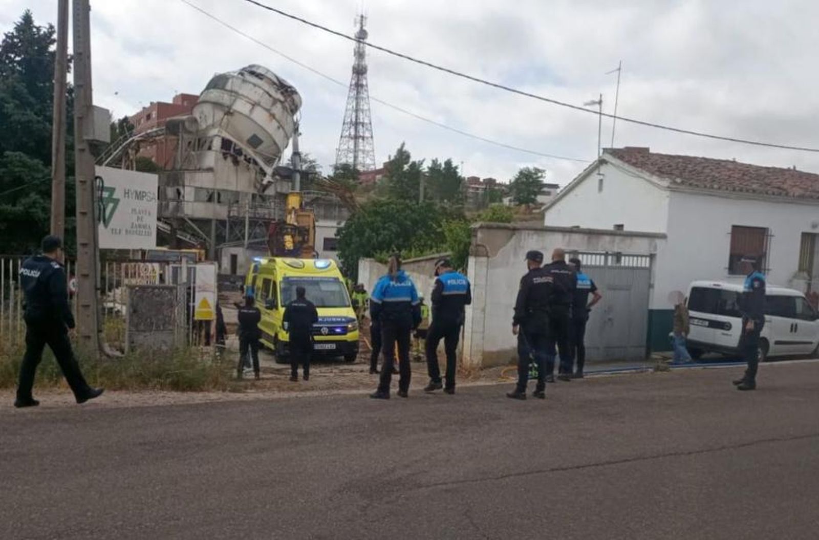 Servicios de emergencia en la zona tras el desplome de la grúa. Foto de Zamora24horas