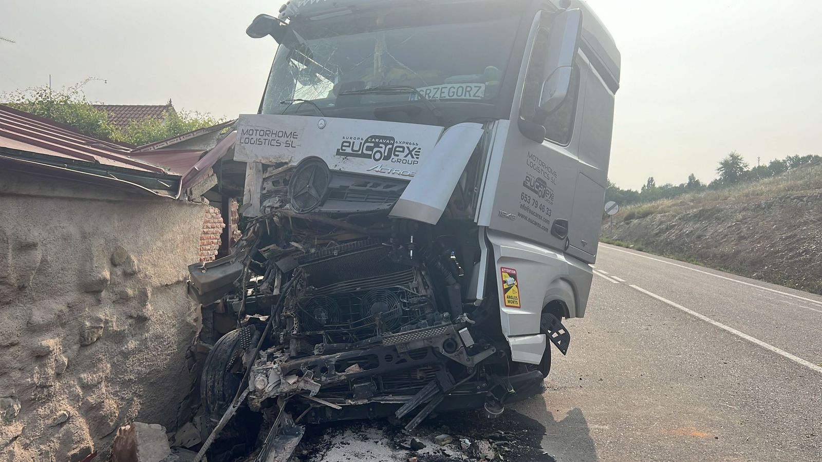 un-camion-se-empotra-contra-una-vivienda-en-la-carretera-de-aldealengua-9
