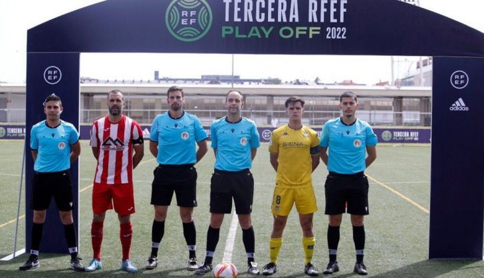Héctor Juan Bustos, junto a los zamoranos Antonio Morales y Agustín Valverde, en el playoff disputado entre el Manacor y el Alcorcón 'B' Héctor Juan Bustos, junto a los zamoranos Antonio Morales y Agustín Valverde, en el playoff disputado entre el Manacor y el Alcorcón 'B'