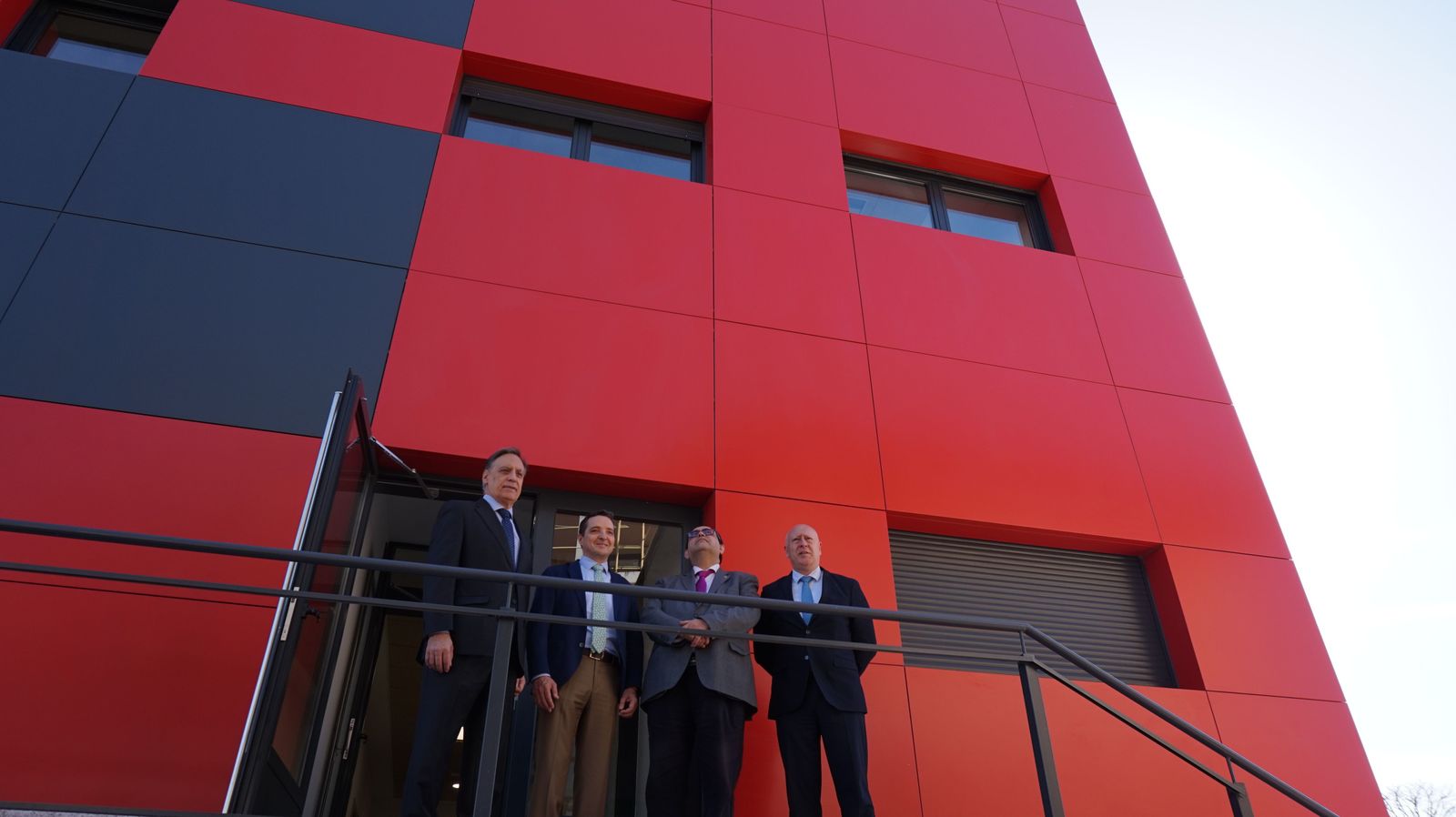 Carlos García Carbayo, y el presidente de Air Institute, Juan Manuel Corchado, firman el acuerdo de cesión del Centro de IoT e Inteligencia Artificia (14)