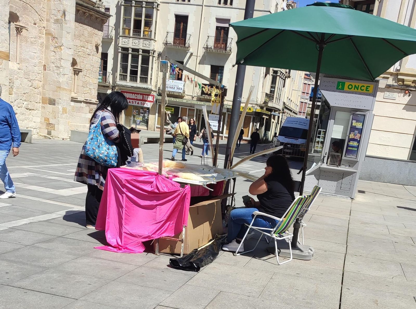 Personas compran palmas en un puesto ayer martes en Zamora