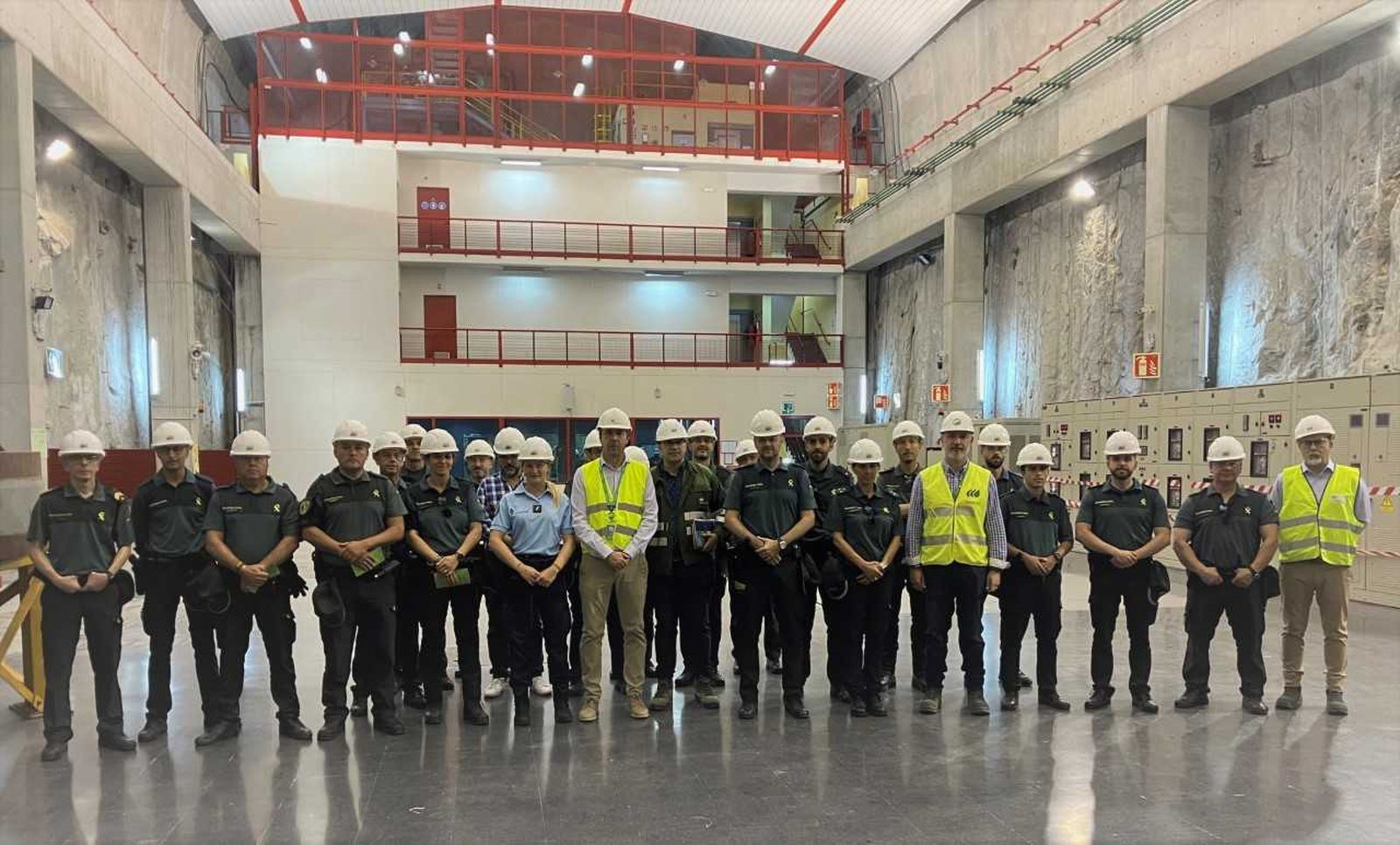 Alféreces en prácticas de la Guardia Civil en Zamora y Benavente visitan las instalaciones de Iberdrola en la cuenca del Esla (2)
