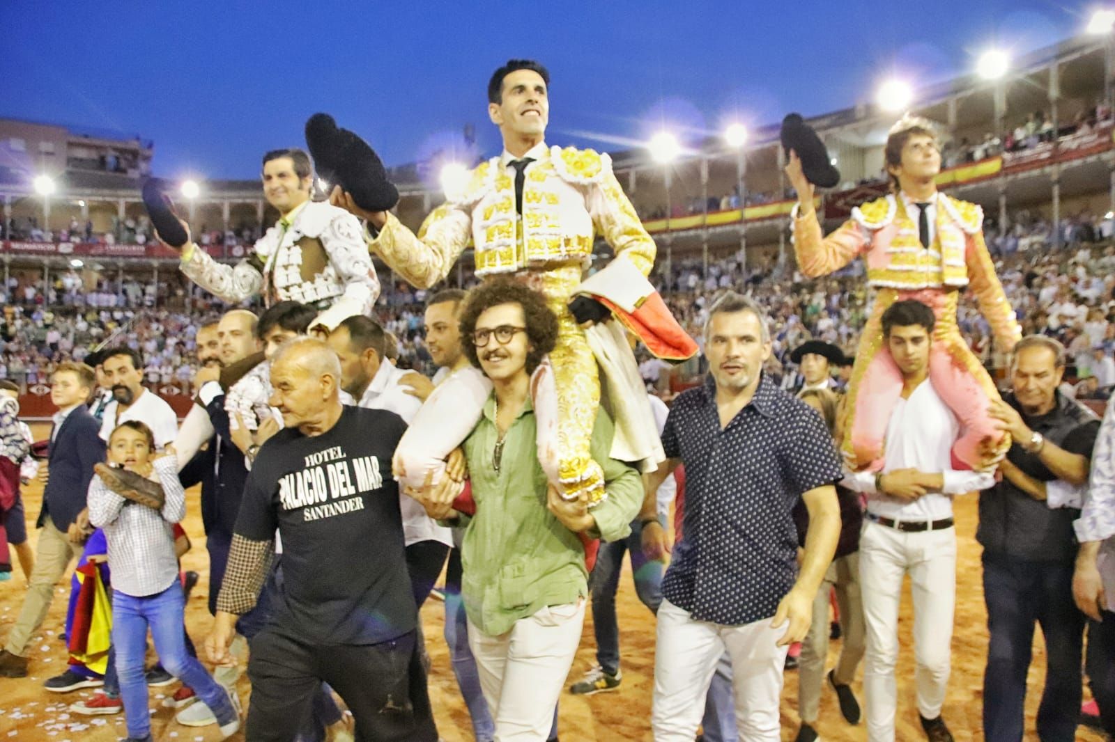 Morante, Talavante y Roca Rey a hombros en Salamanca. Fotos Andrea M.