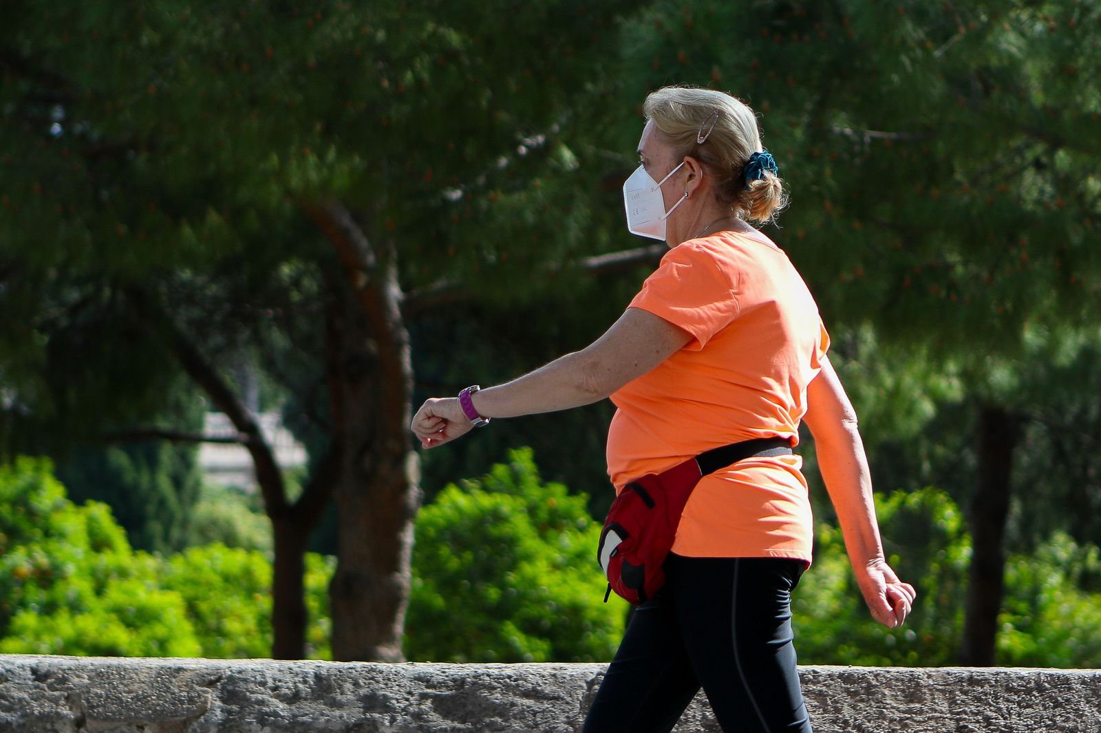 Personas realizan deporte en el parque del Río Turia durante su franja horaria permitida en la desescalada ante la crisis del Covid-19. En Valencia, Comunidad Valenciana, (España), a 7 de mayo de 20