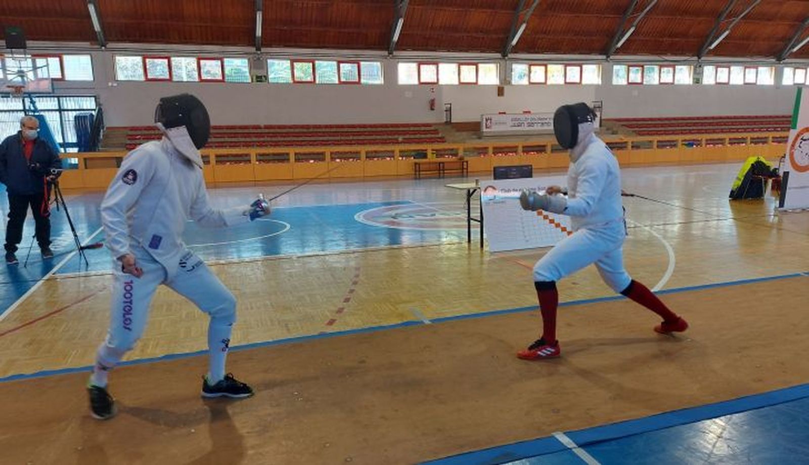 Dos lanzadores de esgrima