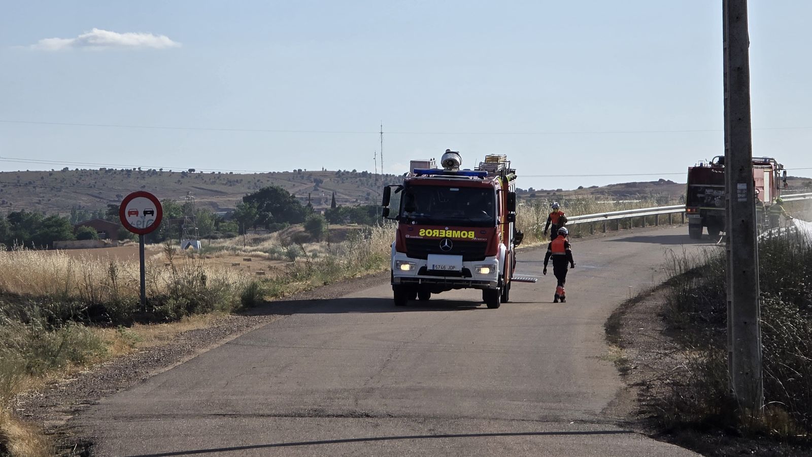 Incendio de pasto en la calle Félix Candela (Aldeatejada)