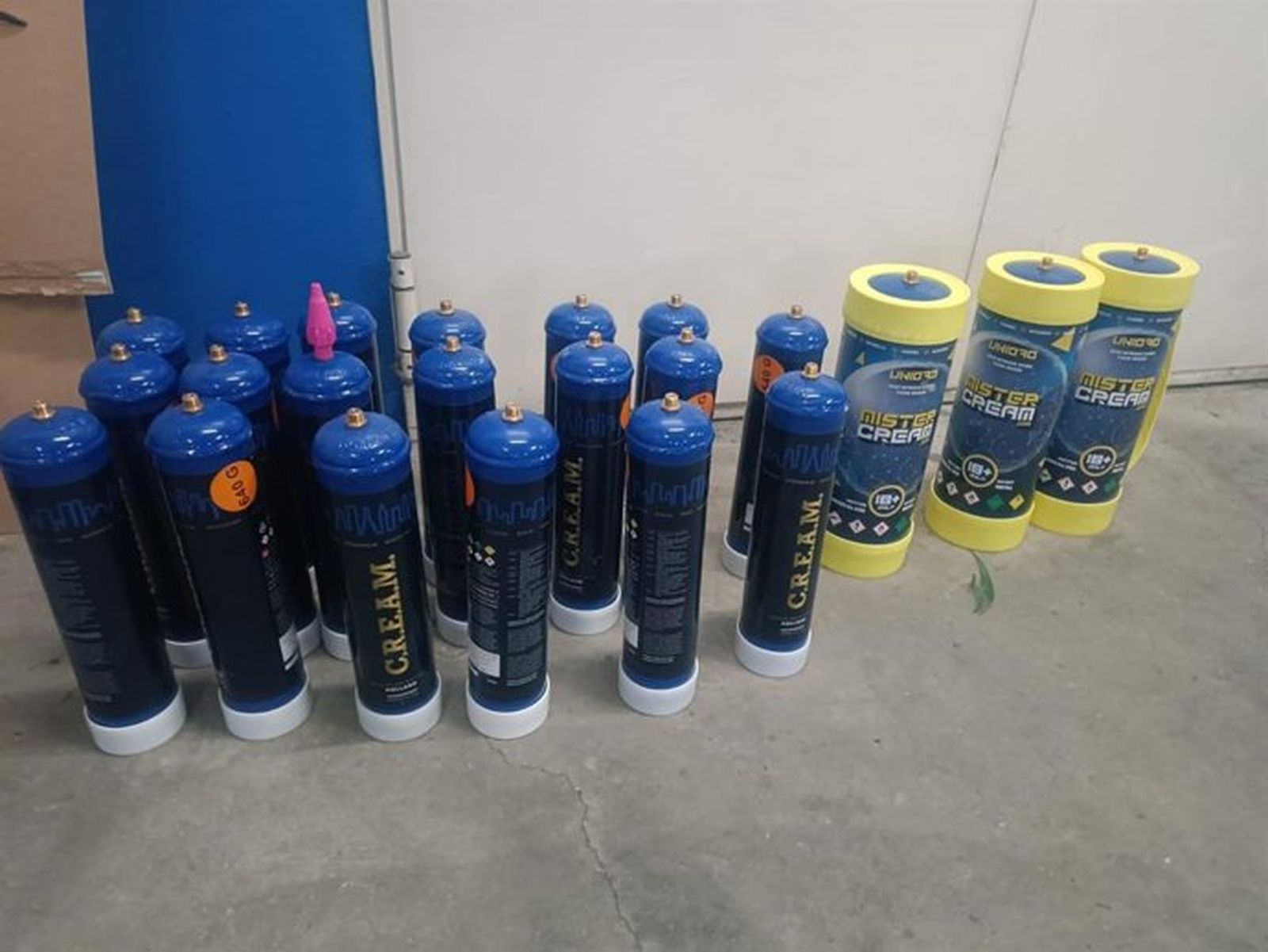 Botellas de óxido nitroso incautadas en una operación policial en una fotografía de archivo