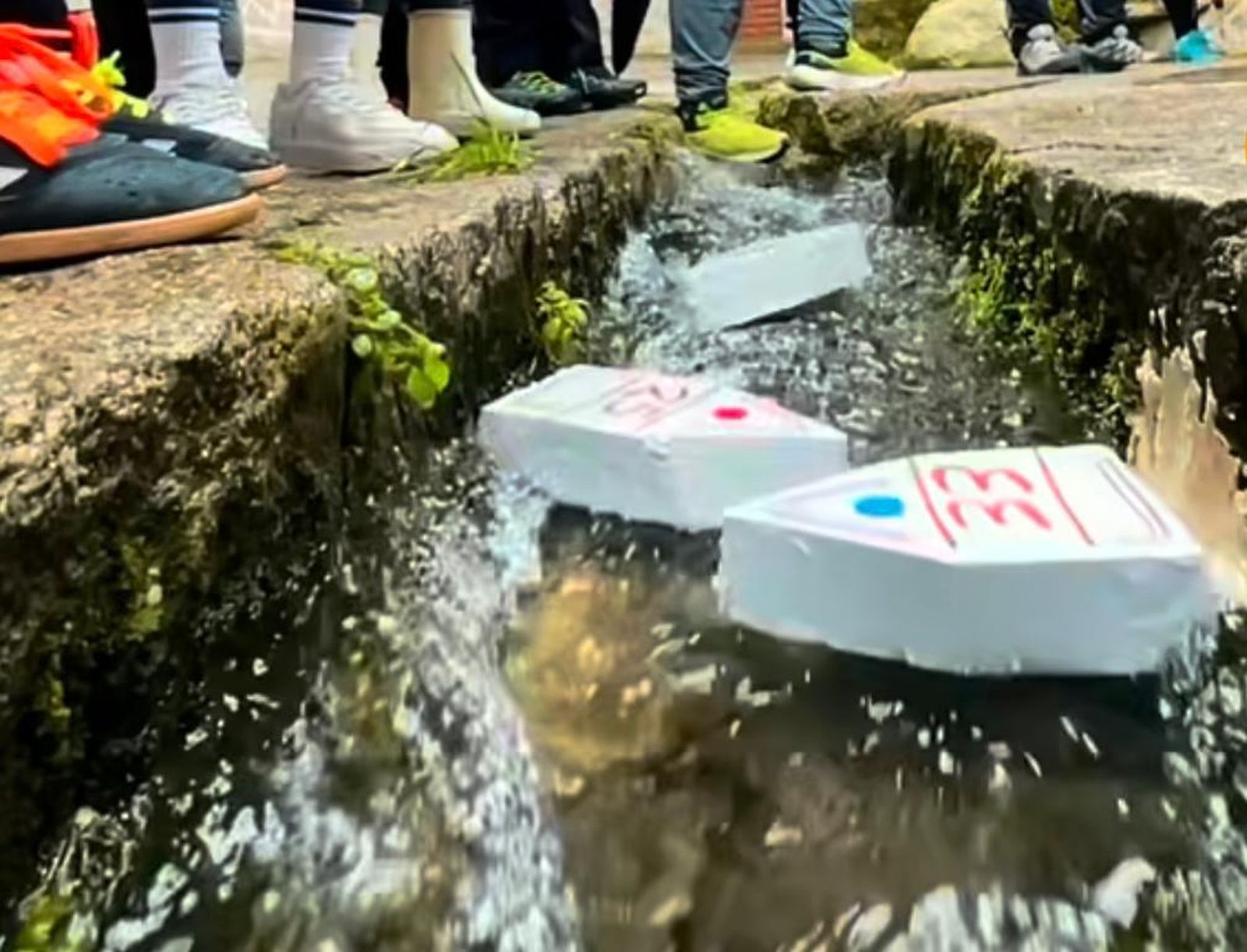 Carrera de barcos por las regaderas de Candelario