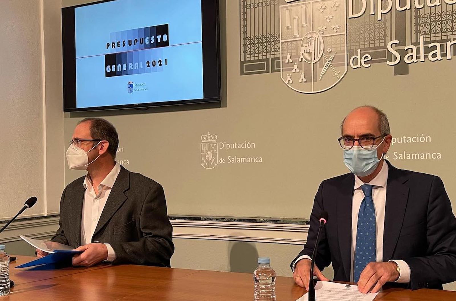 Javier Iglesias presenta el anteproyecto de presupuestos junto al diputado Antonio Luis Sánchez