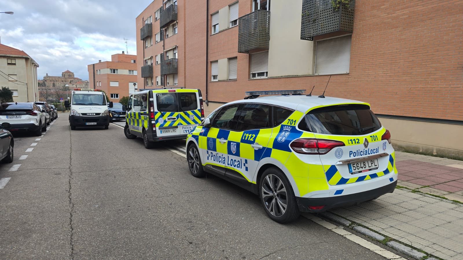 Un turismo choca contra un vehículo aparcado en el barrio del Tormes