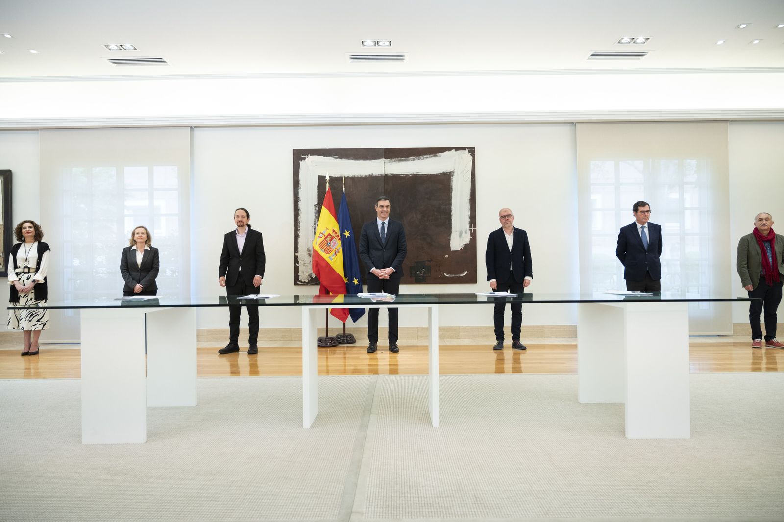 (I-D) La ministra de Hacienda y portavoz del Gobierno, María Jesús Montero; la vicepresidenta y ministra de Asuntos Económicos y Transformación Digital, Nadia Calviño; el vicepresidente y ministr