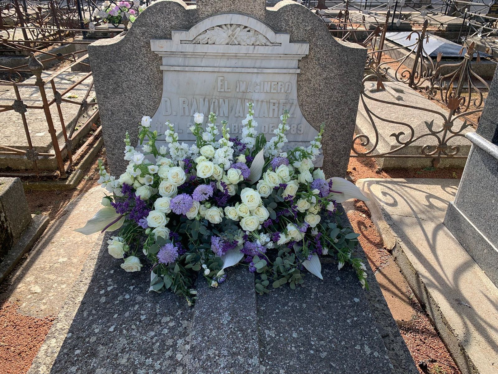 La Cofradía de Jesús Nazareno Vulgo Congregación ha depositado flores de la Virgen de la Soledad