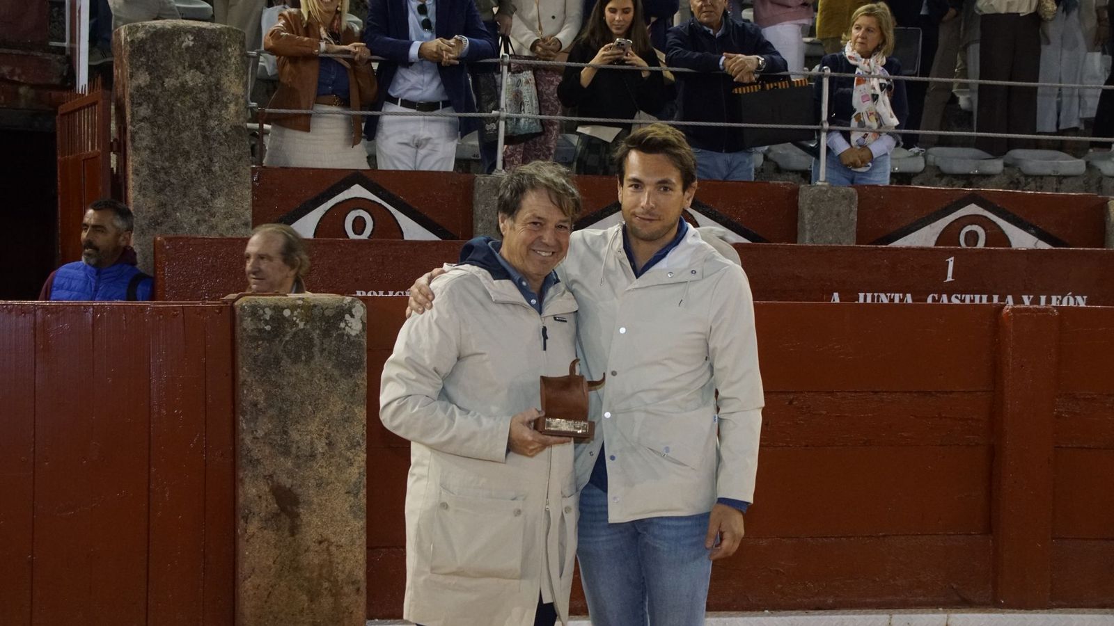 Justo Hernández recogiendo el trofeo al toro más bravo de la corrida concurso, 'Corchoso' toreado por Morante de la Puebla