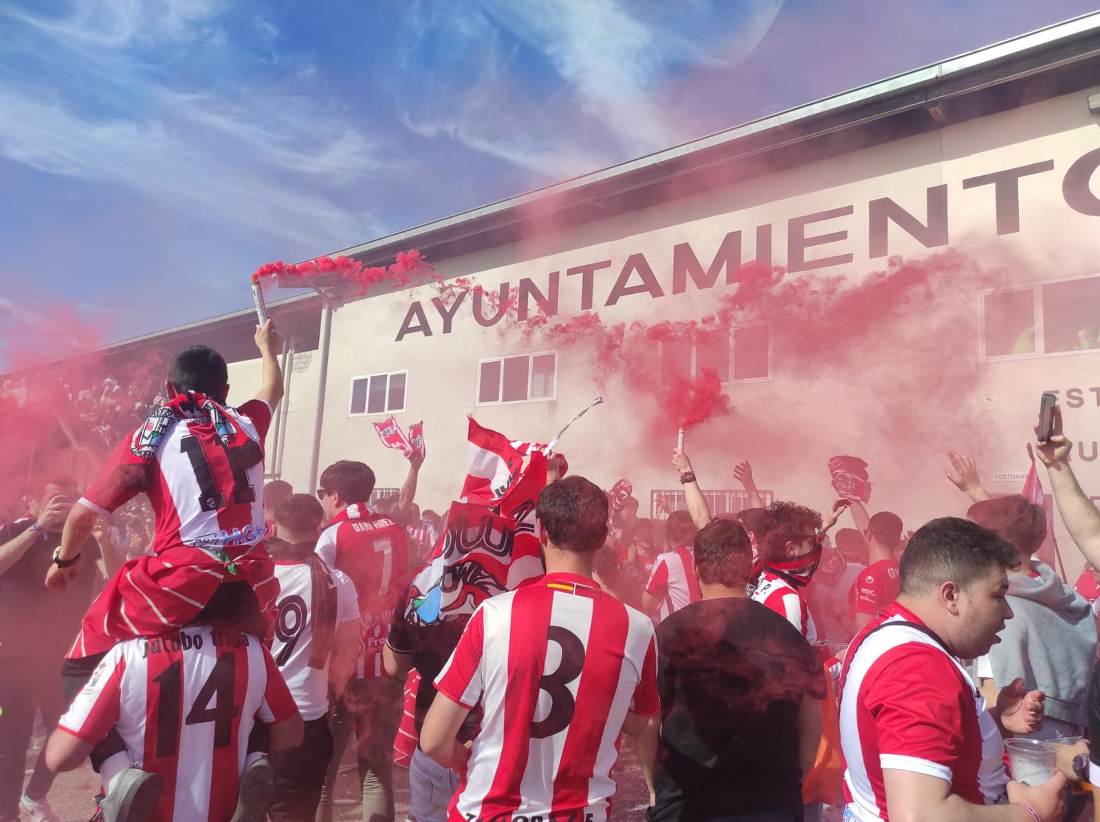 La afición recibe al Zamora CF en el partido de playoff contra San Sebastián de los Reyes. FOTO. S.R.