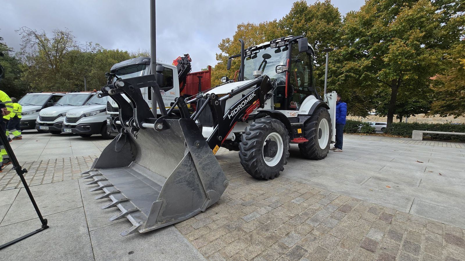 El concejal de Fomento, Fernando Carabias, presenta la nueva maquinaria para el mantenimiento de viales de la ciudad