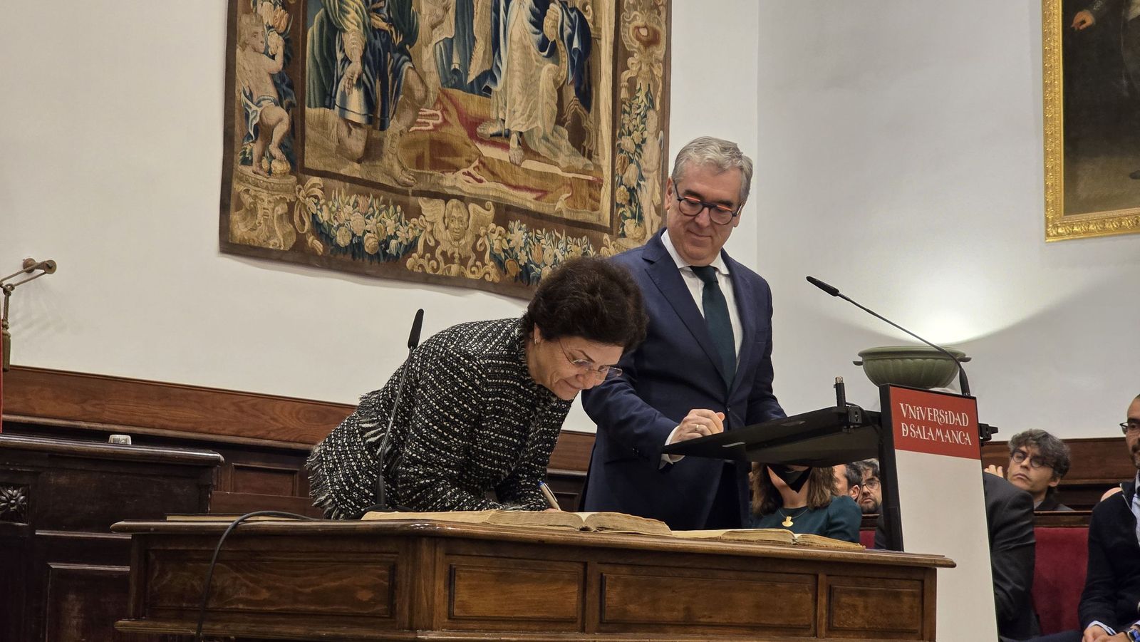 El rector de la Universidad de Salamanca preside el acto de toma de posesión de nuevos cargos académicos y del personal docente e investigador