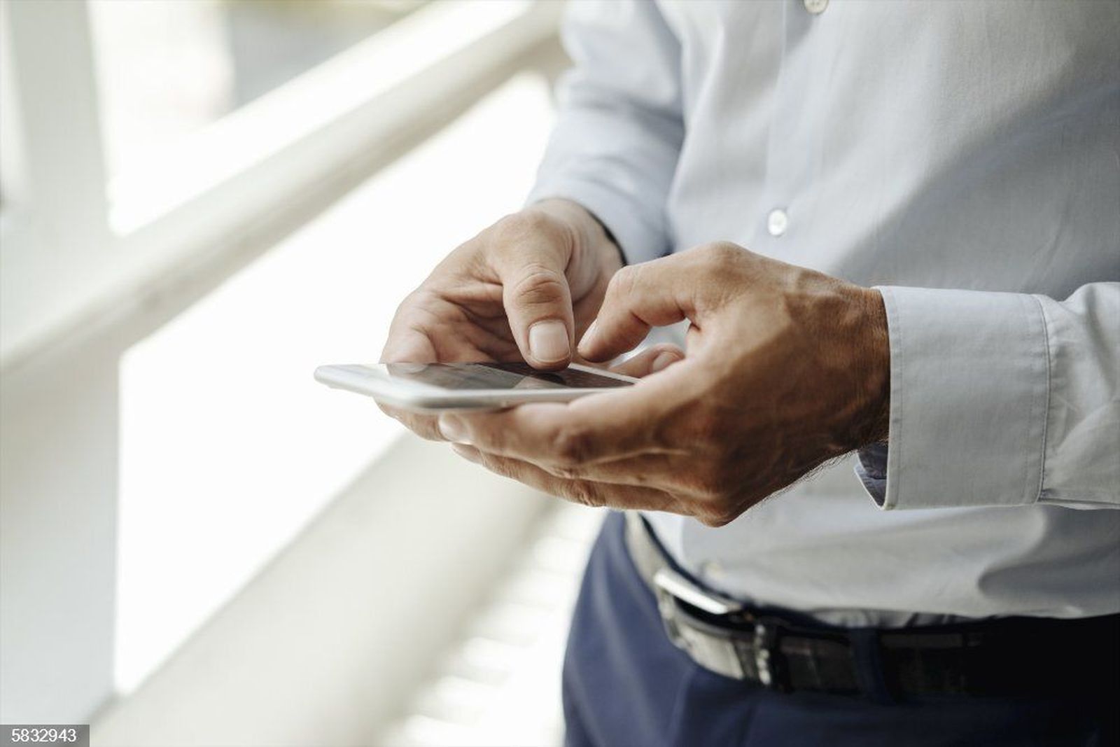 Una persona utilizando el teléfono móvil. Foto EP