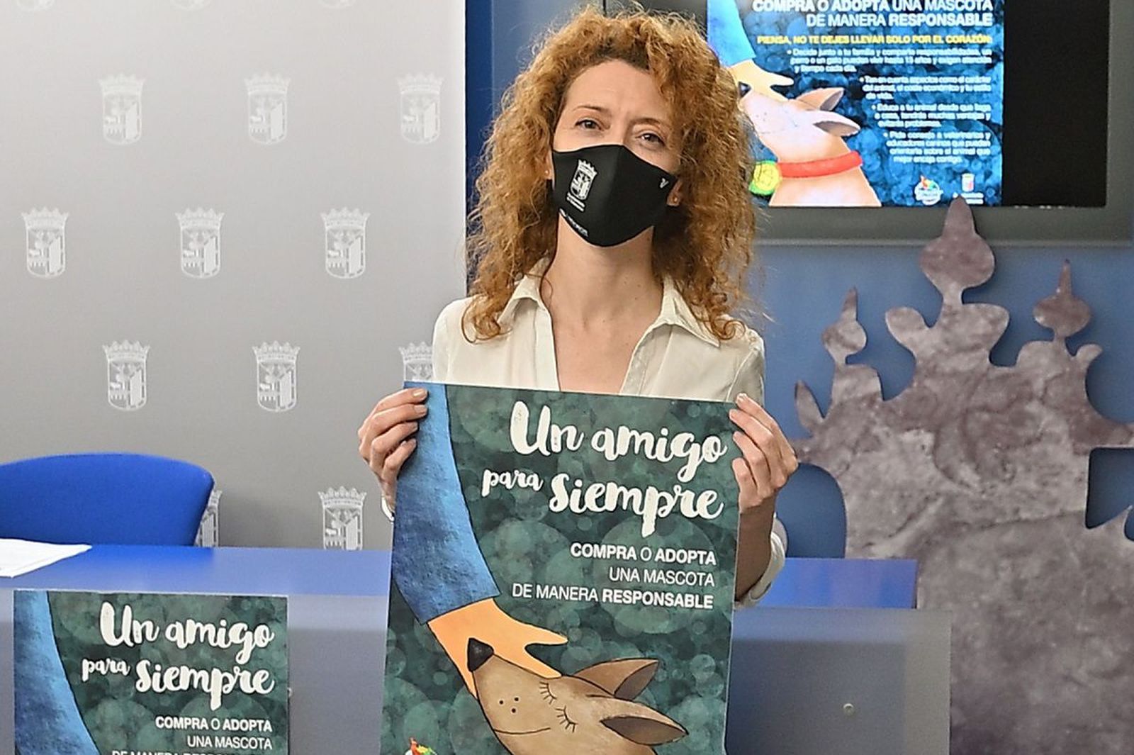 Ana Suárez con el cartel de la campaña | Foto: Ayto. Salamanca
