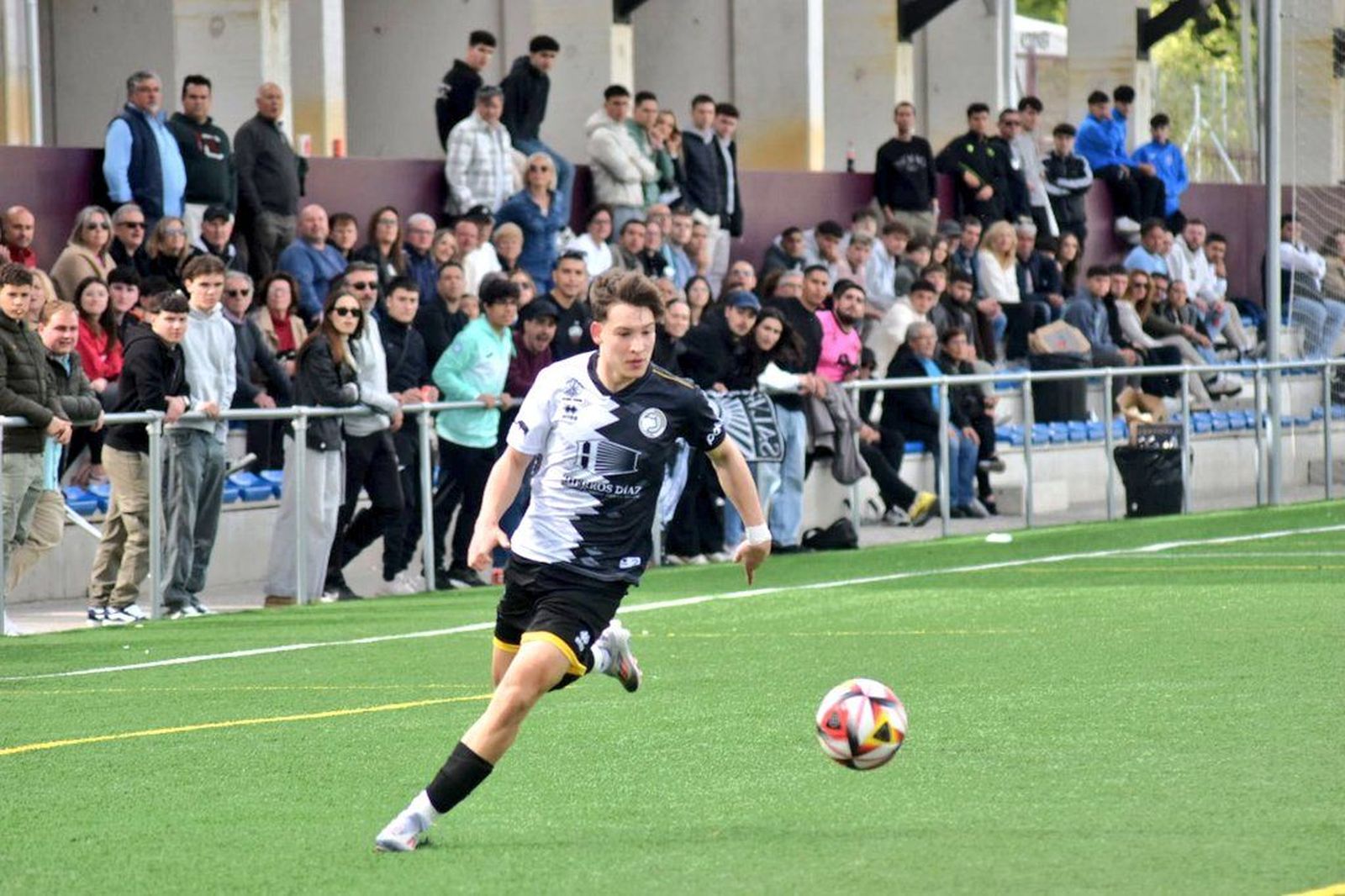 Astu, en una acción de ataque en el Unionistas B - Sariegos del Bernesga | FOTO USCF BASE