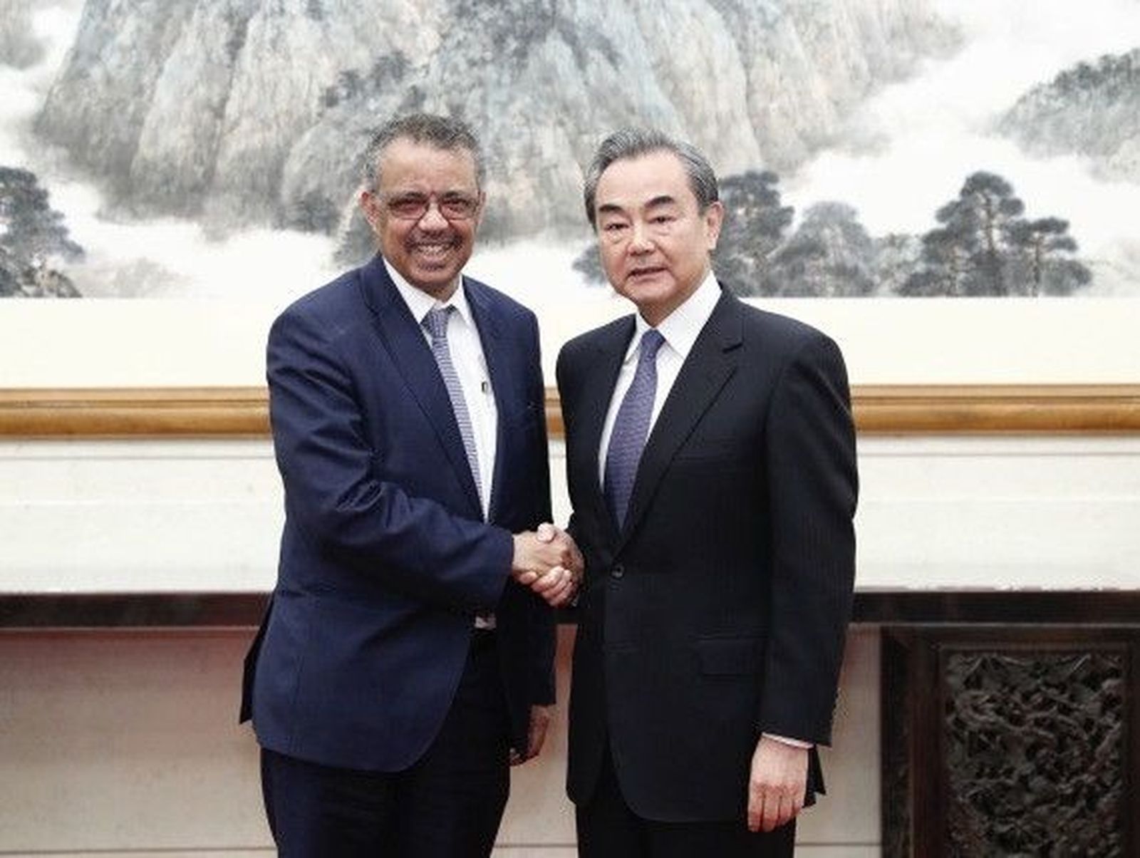 El Consejero de Estado y Ministro de Relaciones Exteriores de China, Wang Yi, se reúne con el Director General de la Organización Mundial de la Salud (OMS), Tedros Adhanom Ghebreyesus, en Beijing, c