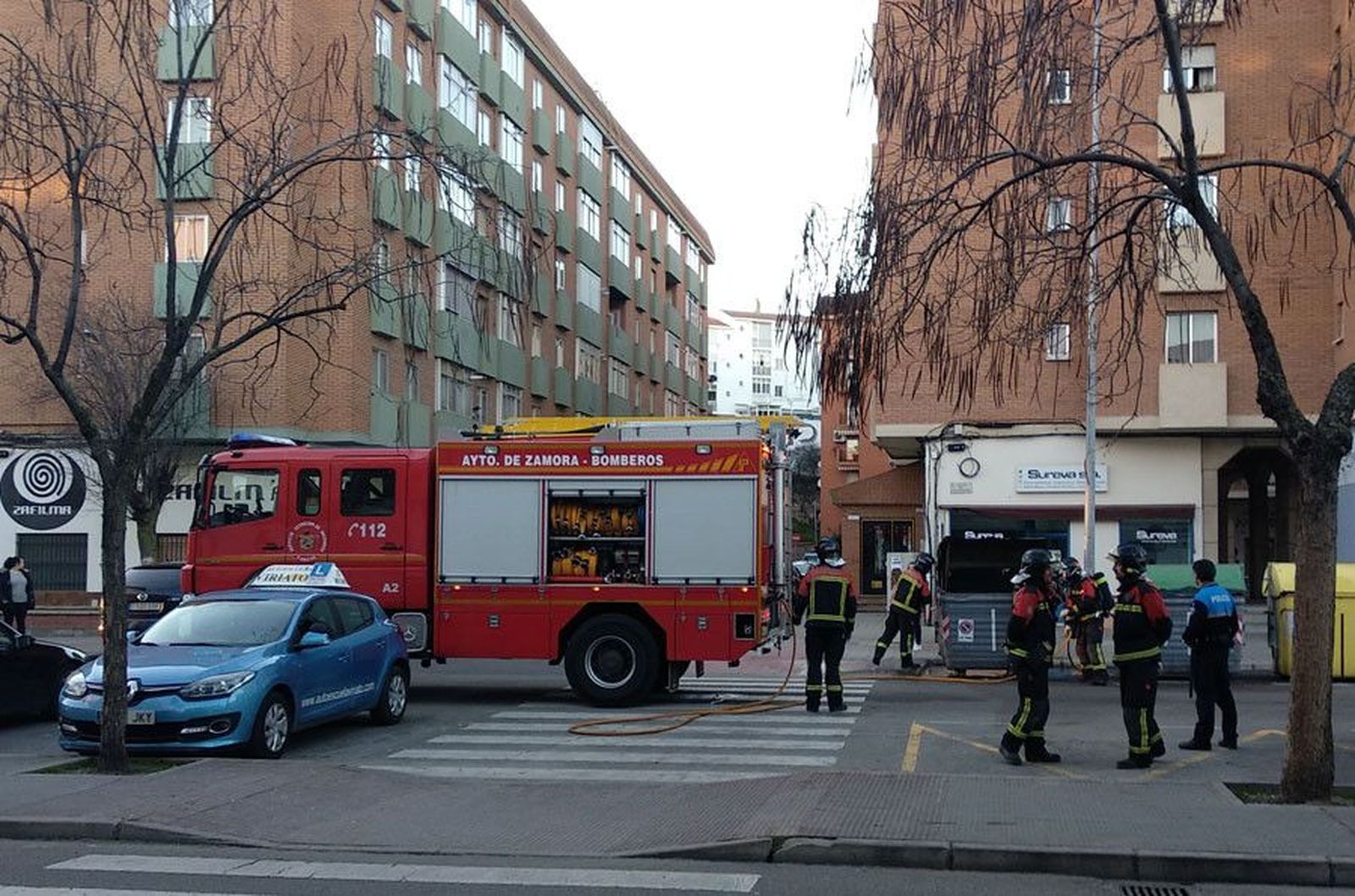 Bomberos en la calle Villalpando. Archivo.