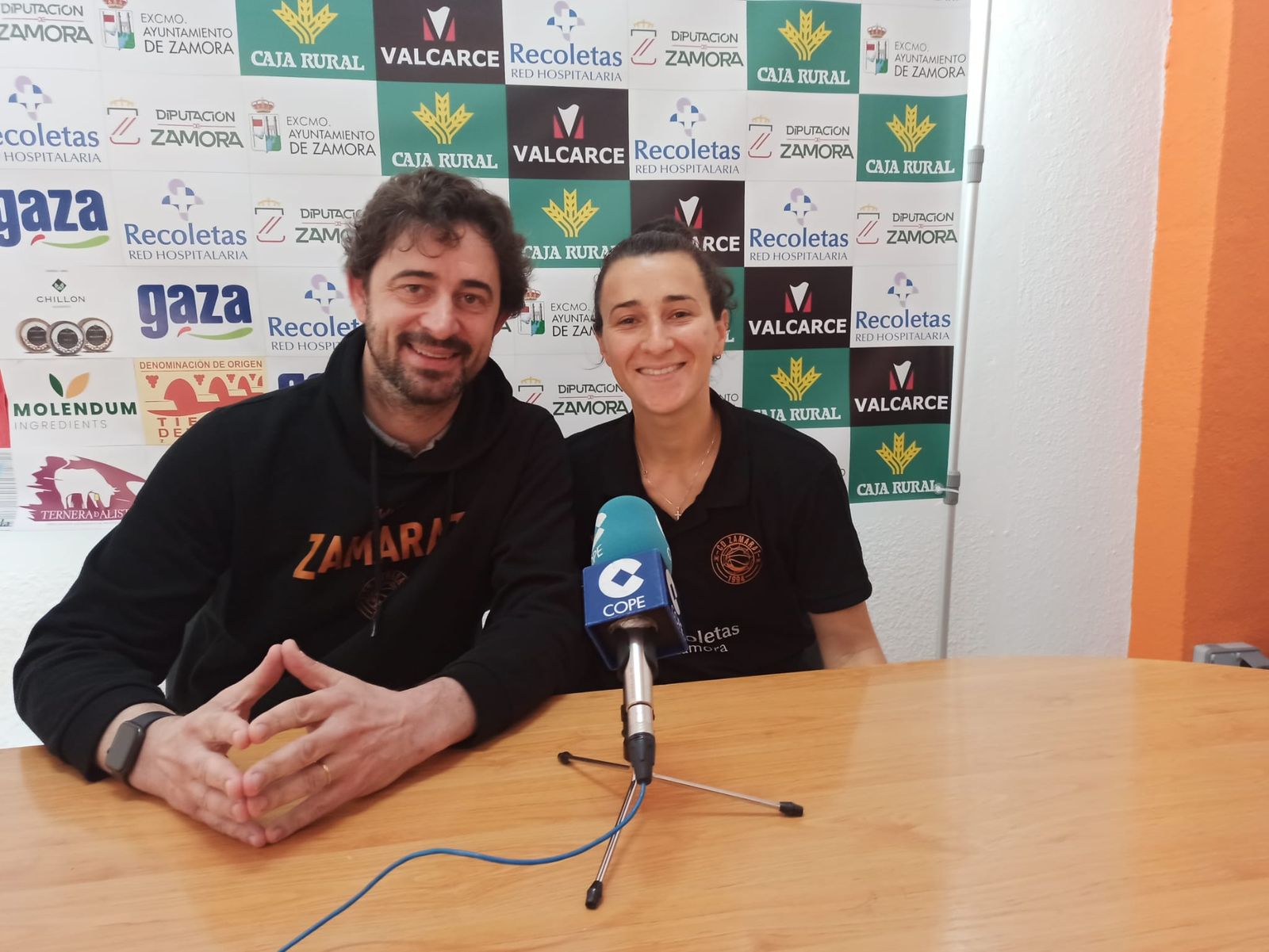 Ricardo Vasconcelos y Sara Castro en rueda de prensa.