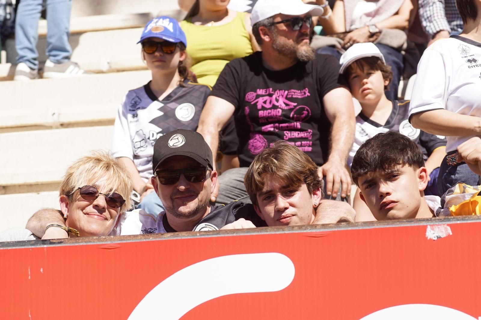 Gran ambiente en la grada para ver el partido entre Zamora - Unionistas en el Estadio Ruta de la Plata