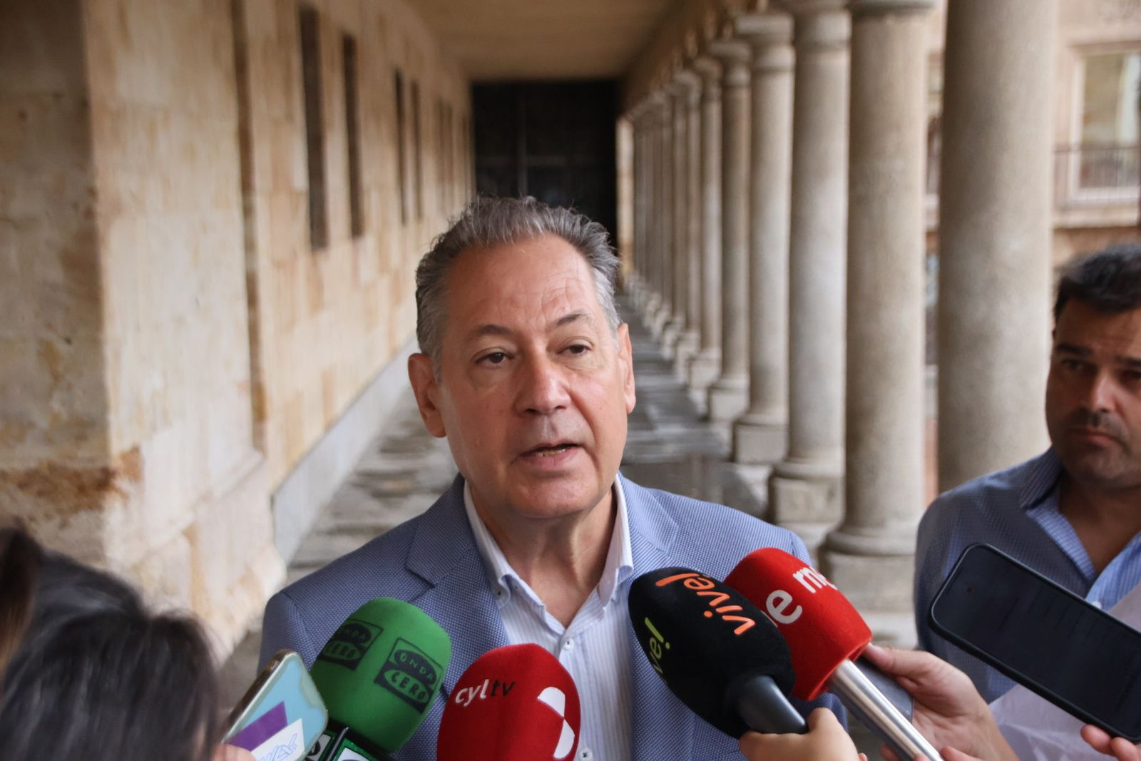  El concejal de Fomento, Fernando Carabias, visita la conclusión de las obras de renovación de la plaza de San Román
