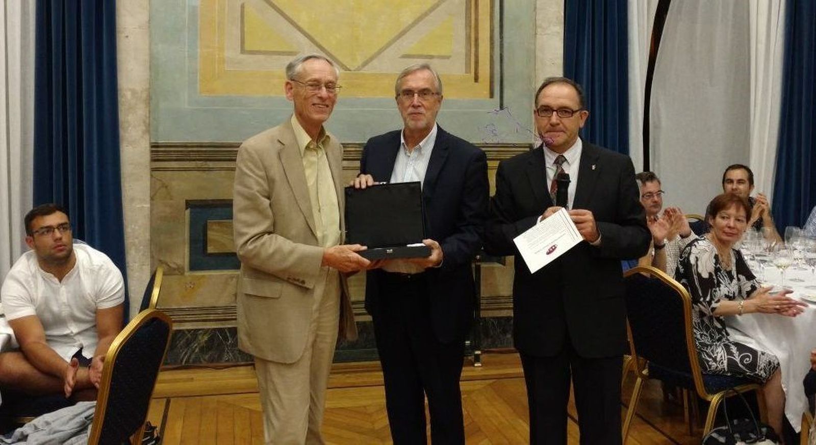 La Asociación Española de Historia Económica distingue al historiador John Elliott como Socio de Honor