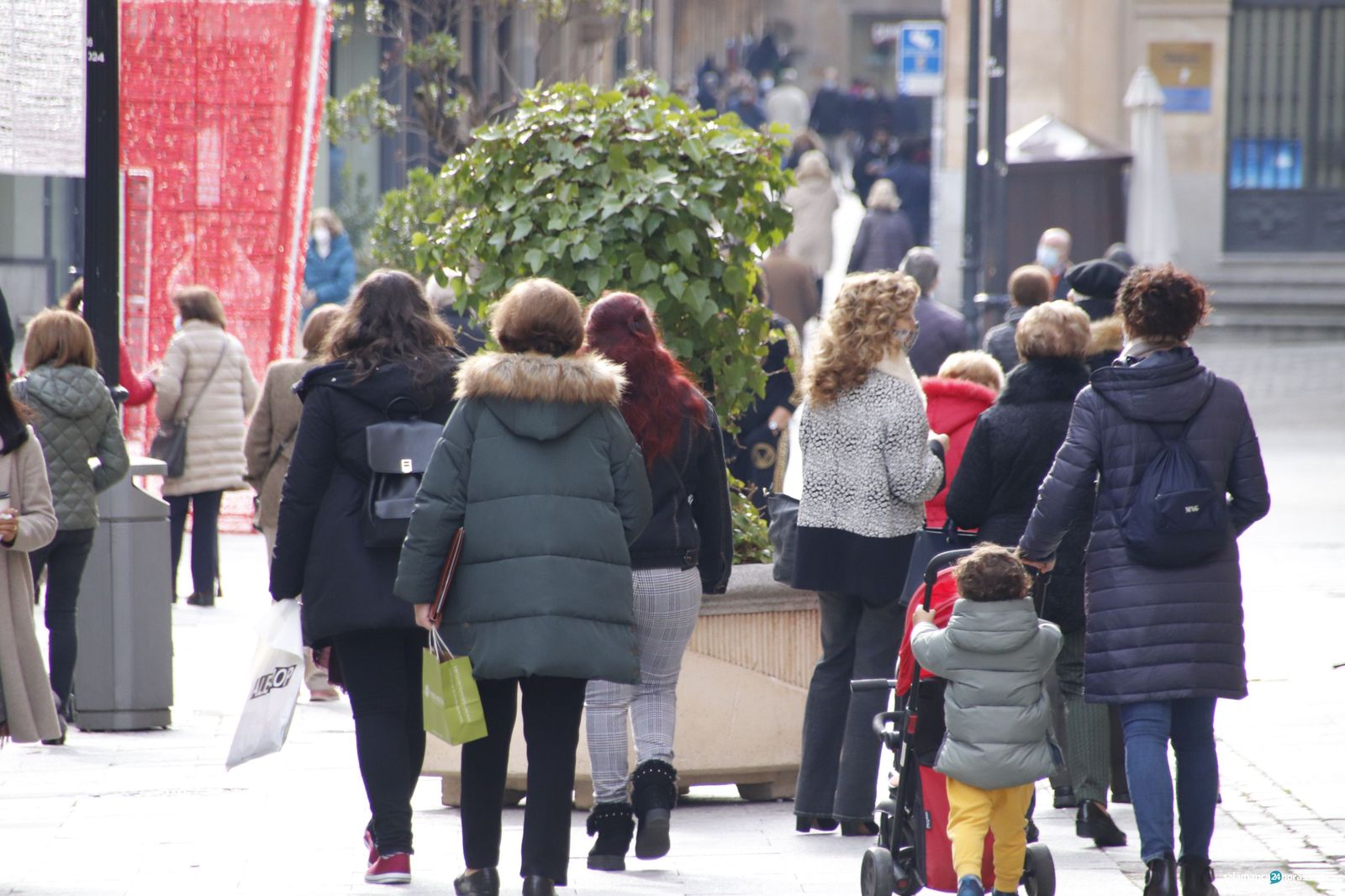 Gente paseando por las calles de Salamanca