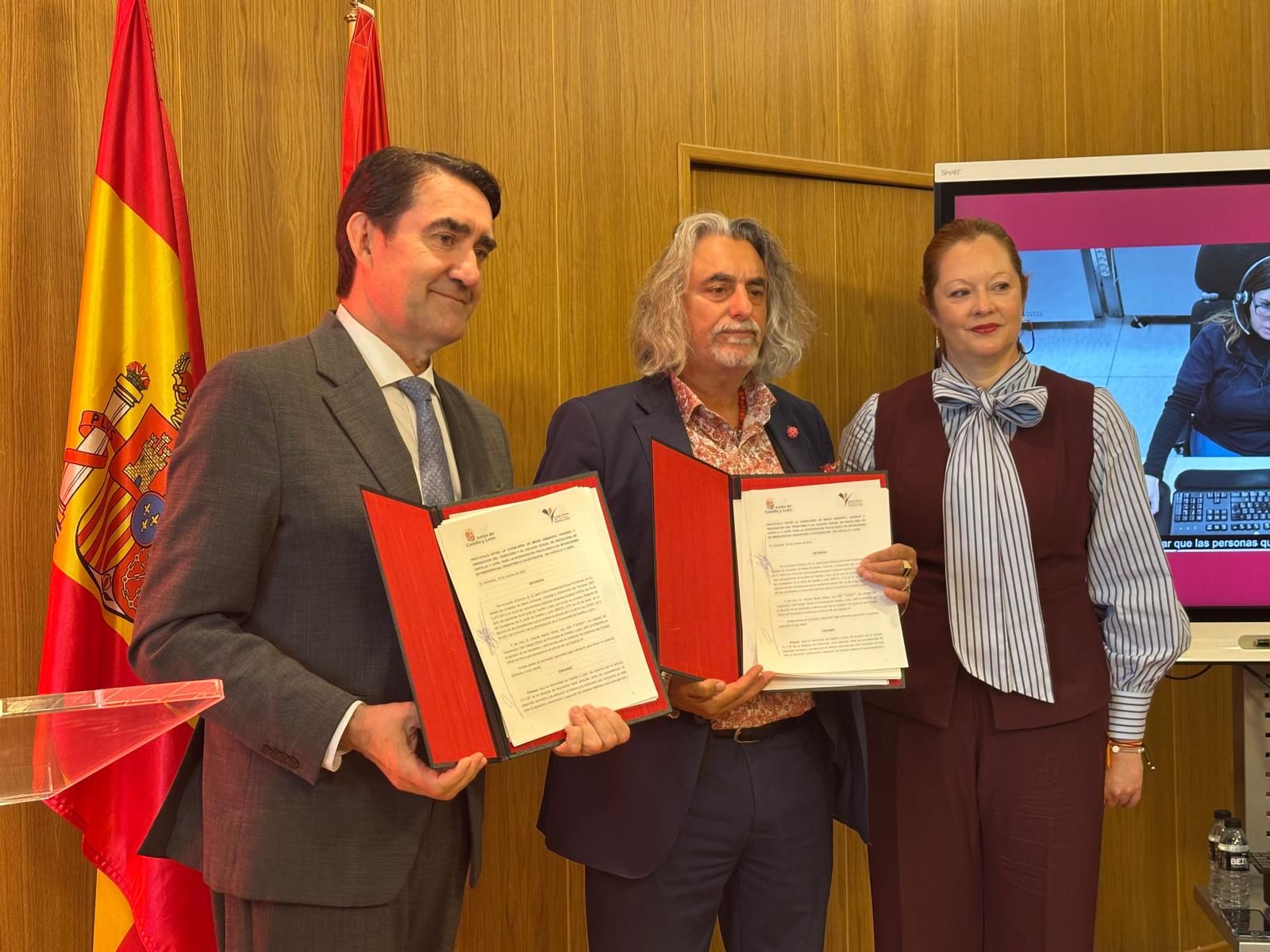 El consejero de Medio Ambiente, Vivienda y Ordenación del Territorio, Juan Carlos Suárez-Quiñones, firma sendos acuerdos con el Colegio Oficial de Psicología (COPCYL) y la Federación de Asociaciones de Personas Sordas de Castilla y León (FAPSCYL)