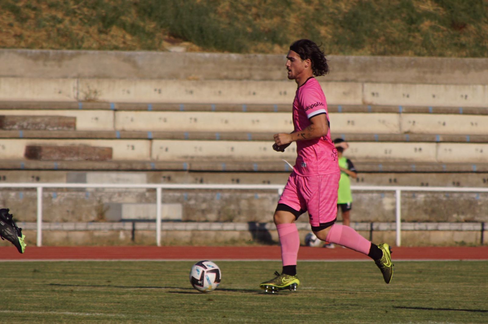 Pedraza conduce el balón en Las Pistas | FOTO SALAMANCA24HORAS.COM