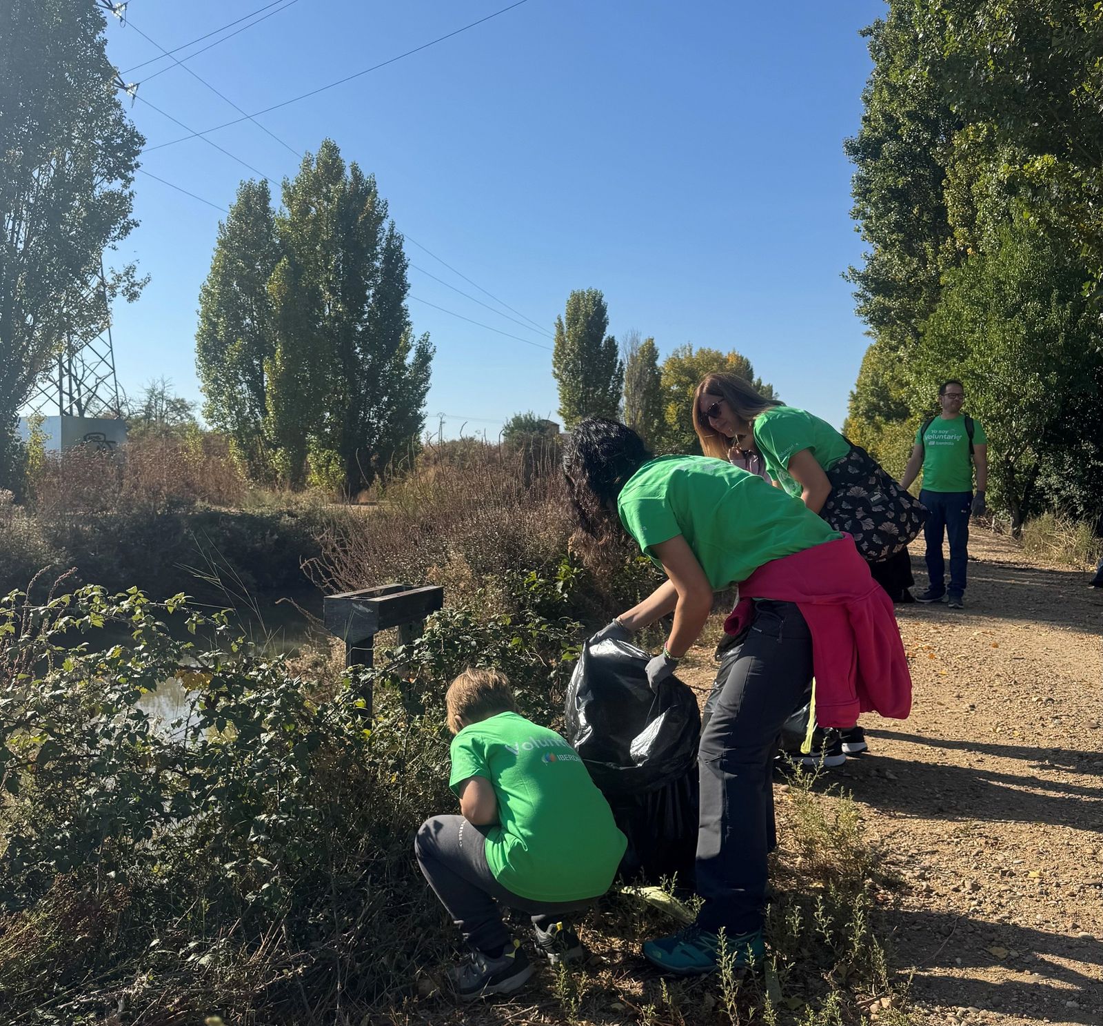 2025 10 18.  Voluntariado Iberdrola, recogida de residuos en el Canal del Duero