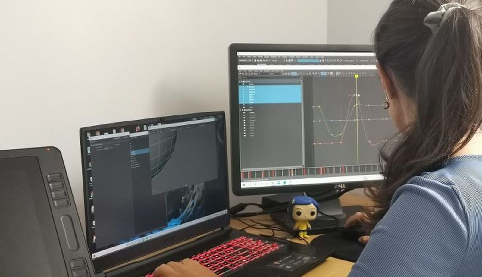 Laura trabajando en una animación