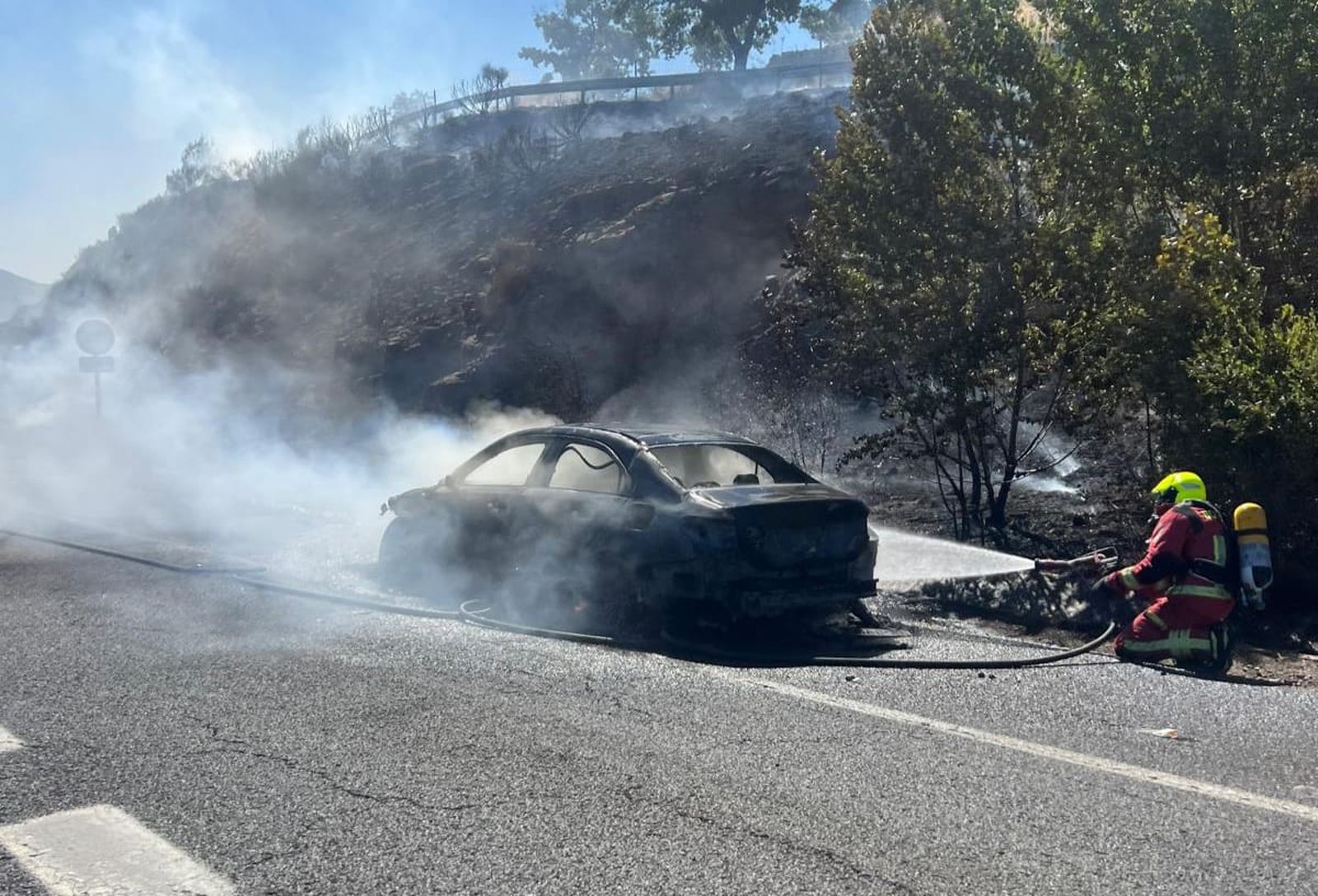 Un coche ardiendo provoca un incendio forestal en Béjar con los bomberos, agentes medio ambientales y la Guardia Civil de Salamanca