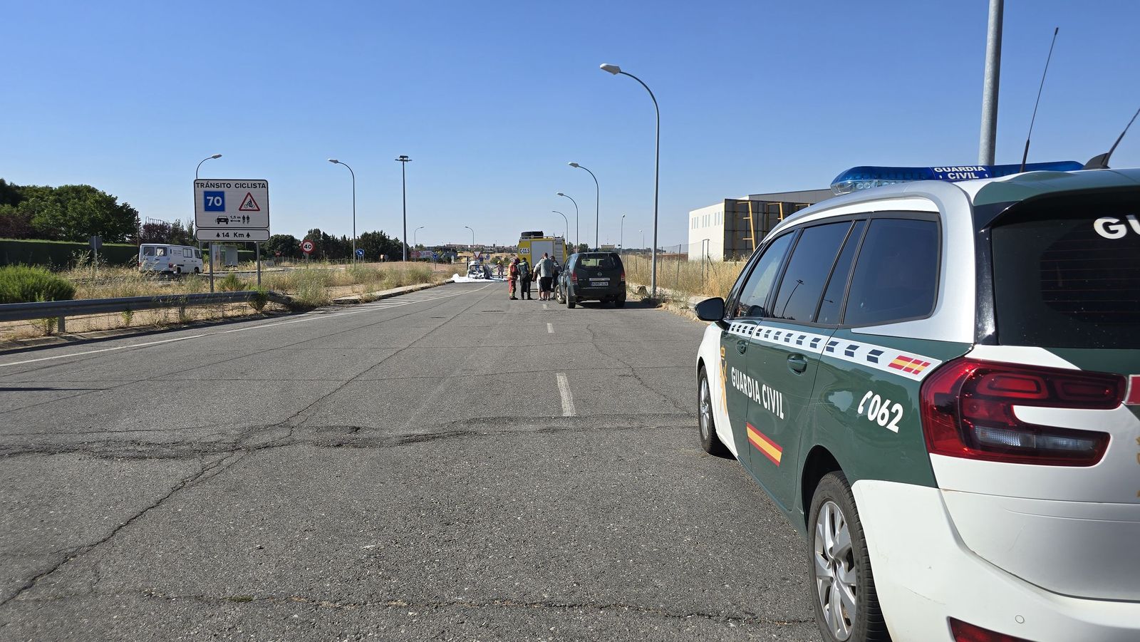 Calcinado un vehículo junto a la carretera de Zamora