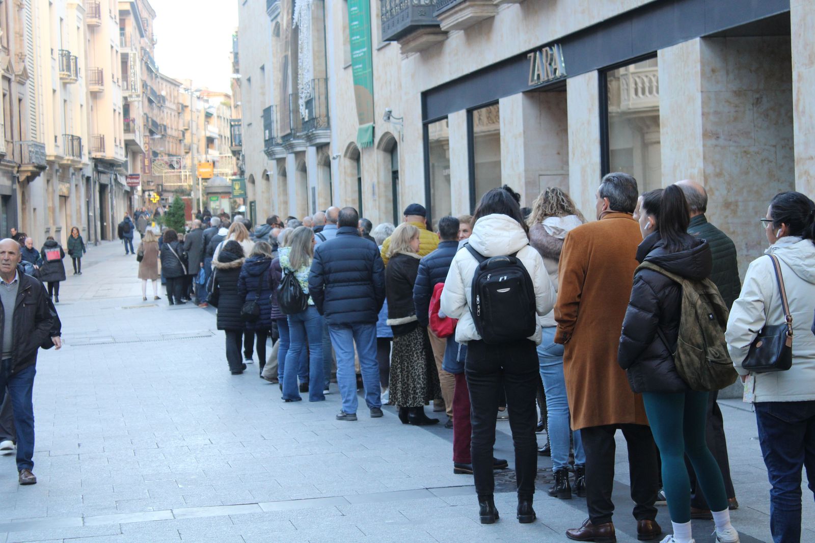 Colas en la plaza del Liceo para comprar la Lotería  (5)