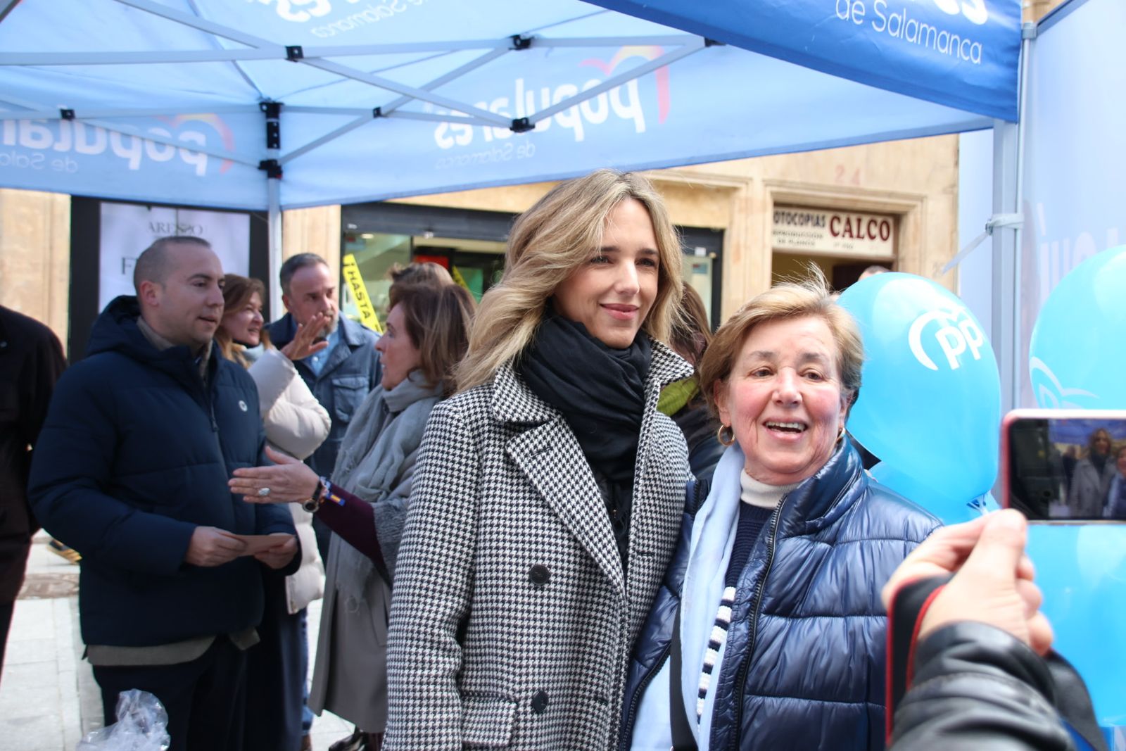 Cayetana Álvarez de Toledo y Carlos García Carbayo, dan un paseo electoral por la Plaza Mayor