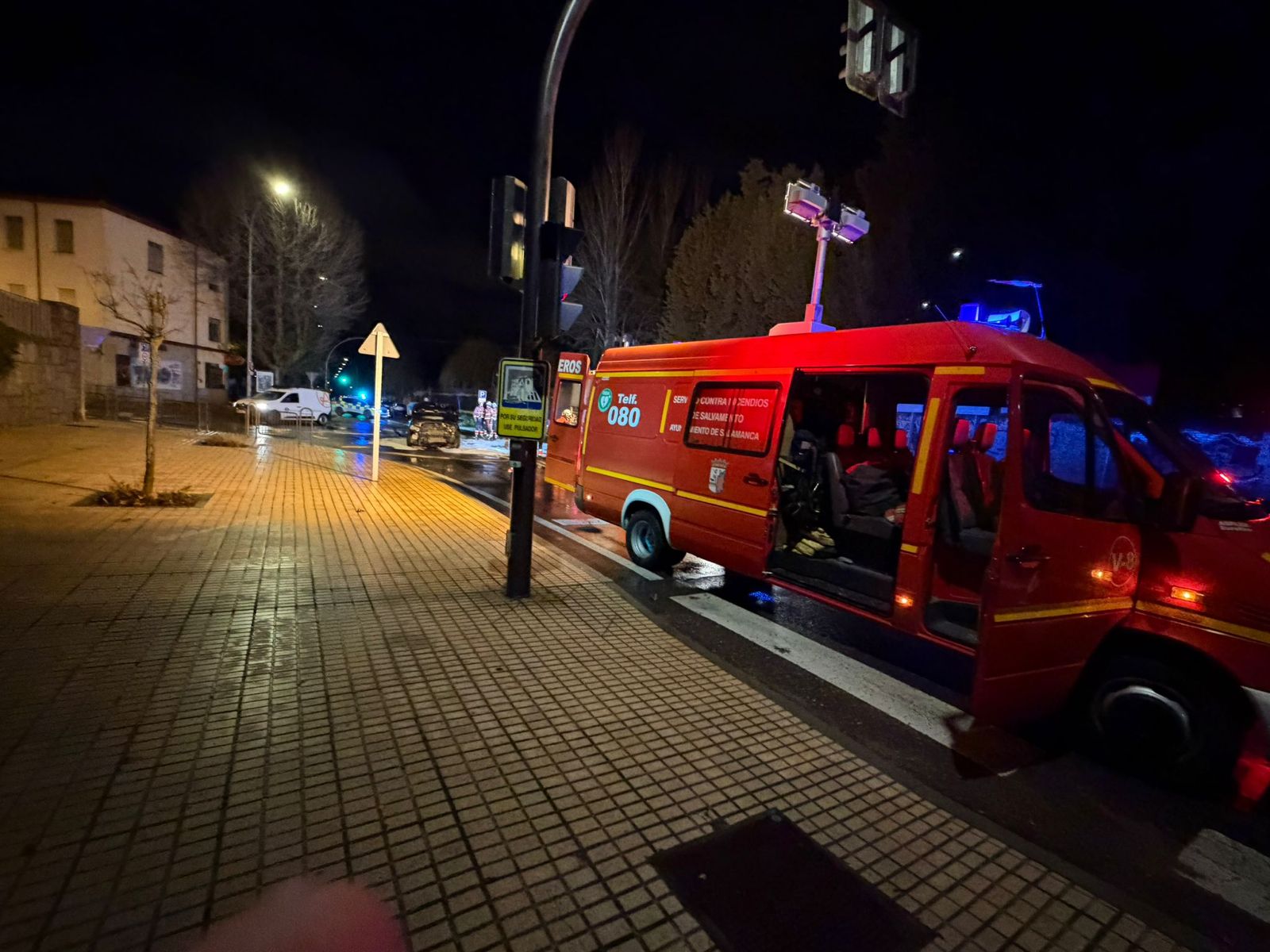 Un coche atraviesa una rotonda y acaba destrozado en la avenida de la Merced
