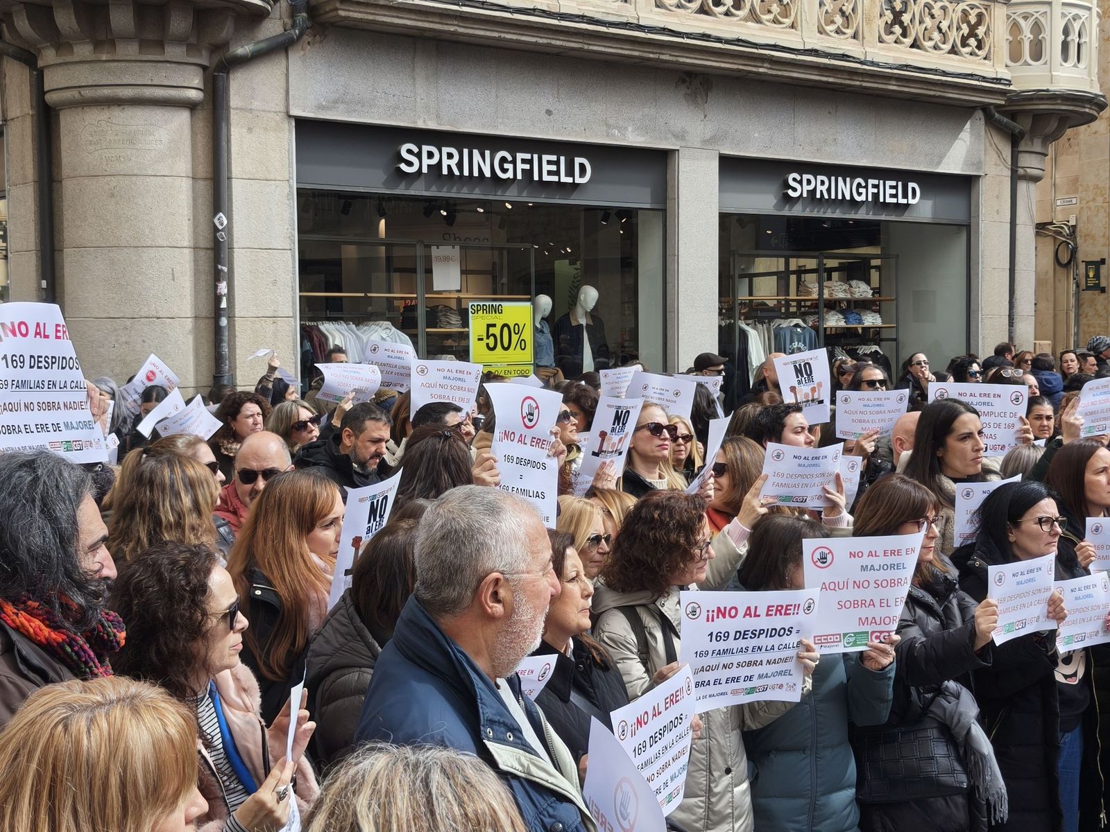 Posibles trabajadores afectados por el ERE de Majorel se manifiestan en Salamanca