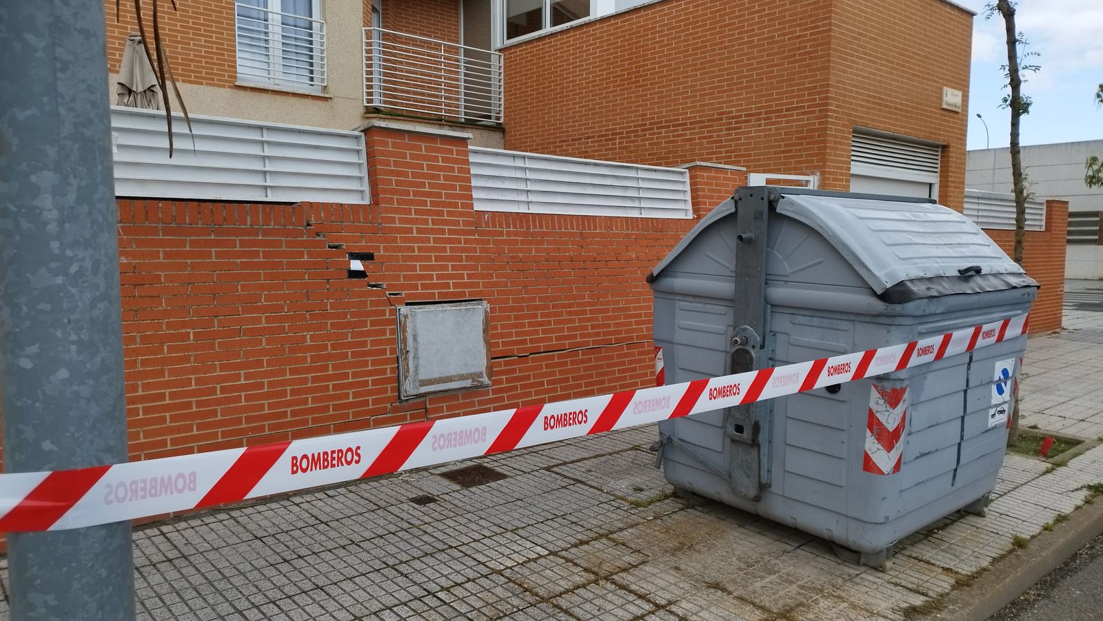 GALERÍA | Los Bomberos acuden a Chamberí a reforzar el muro de un chalet derrumbado por un camión de la basura