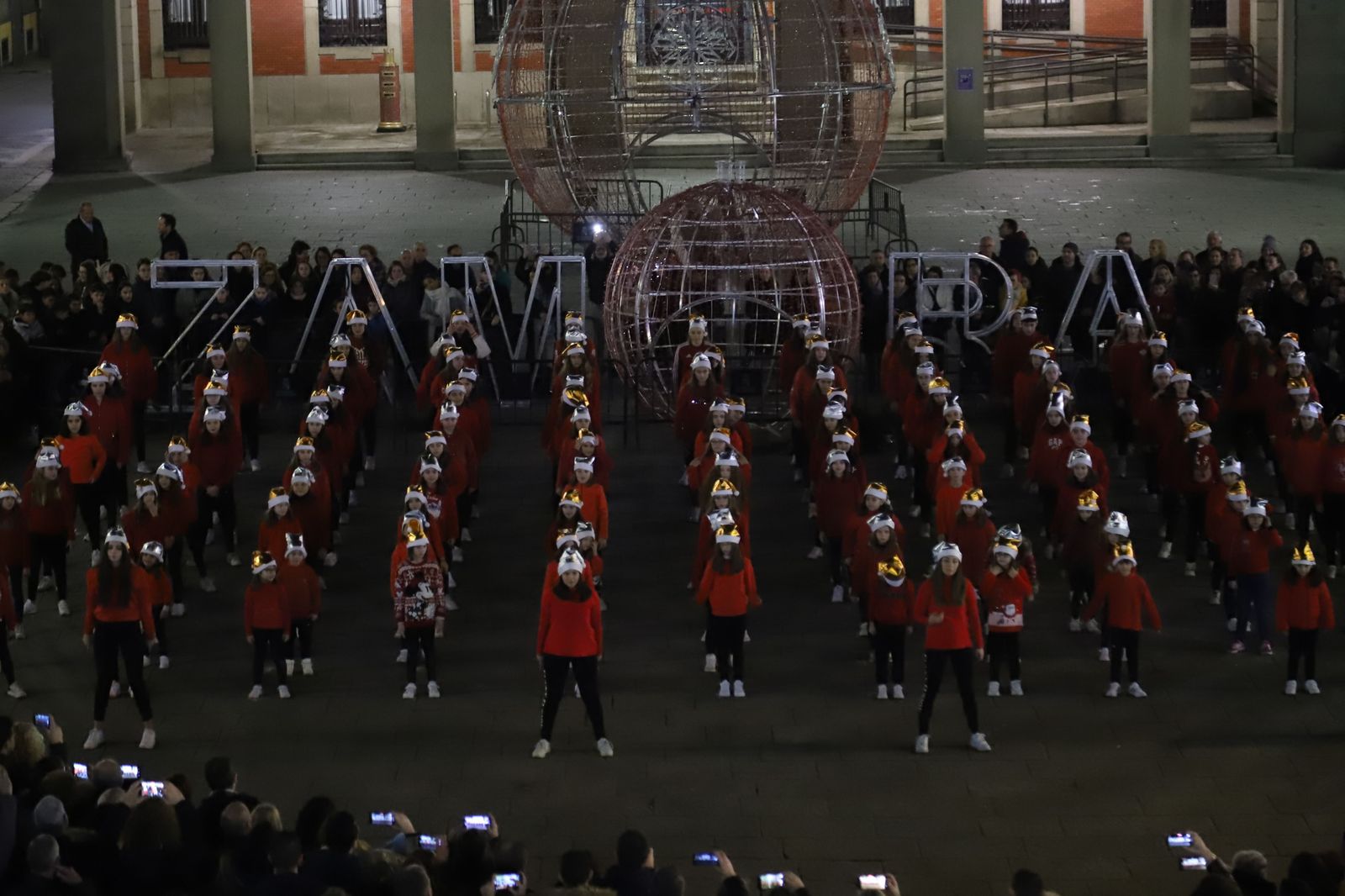 un-espectacular-flashmob-en-la-plaza-mayor-para-felicitar-la-navidad-a-los-zamoranos-7