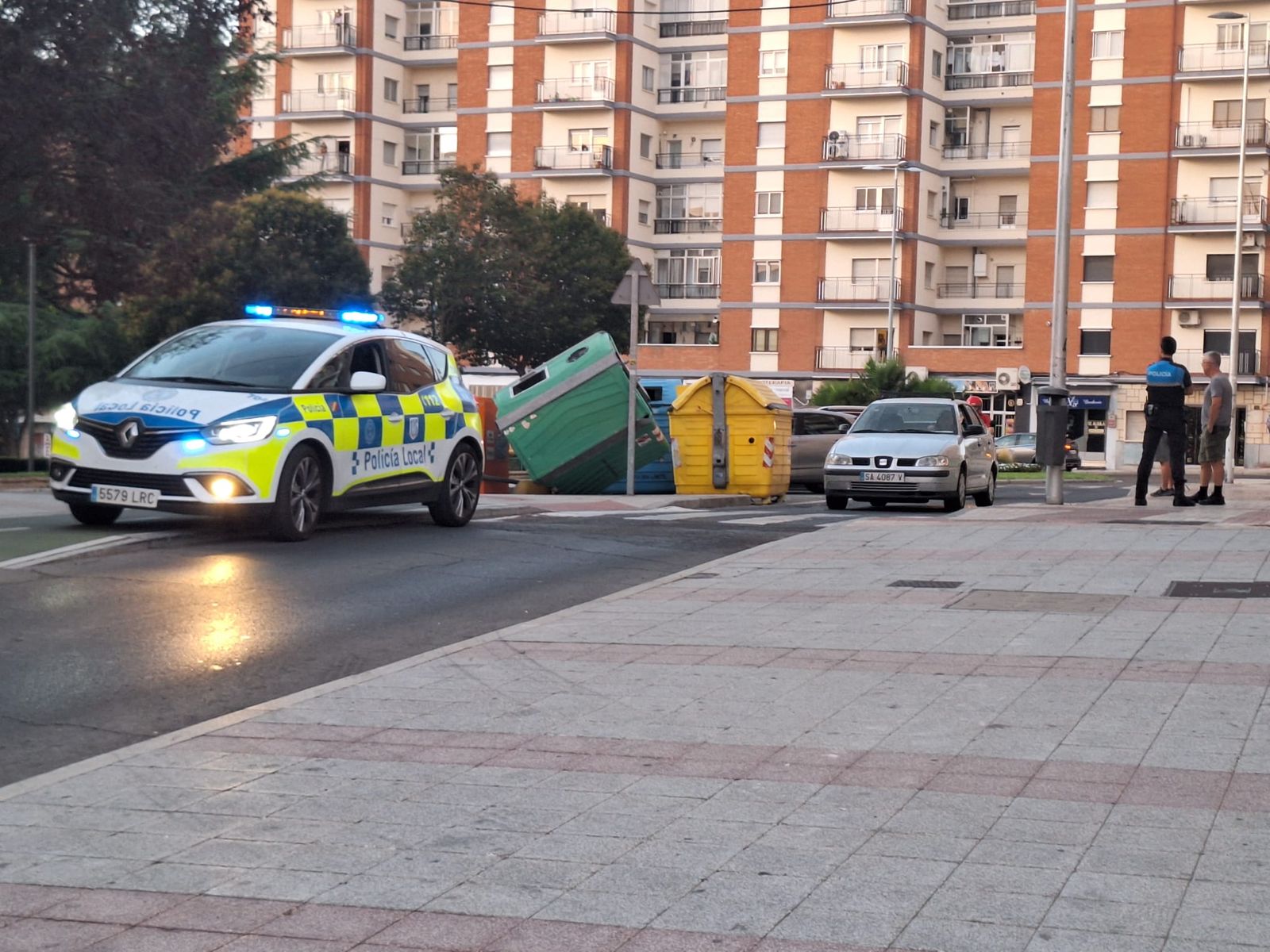 Un conductor impacta contra unos contenedores y un vehículo y se da a la fuga