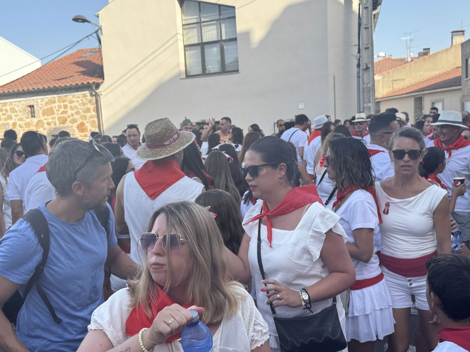 Castellanos de Moriscos. Paseo de peñas con la temática “Viva San Fermín”