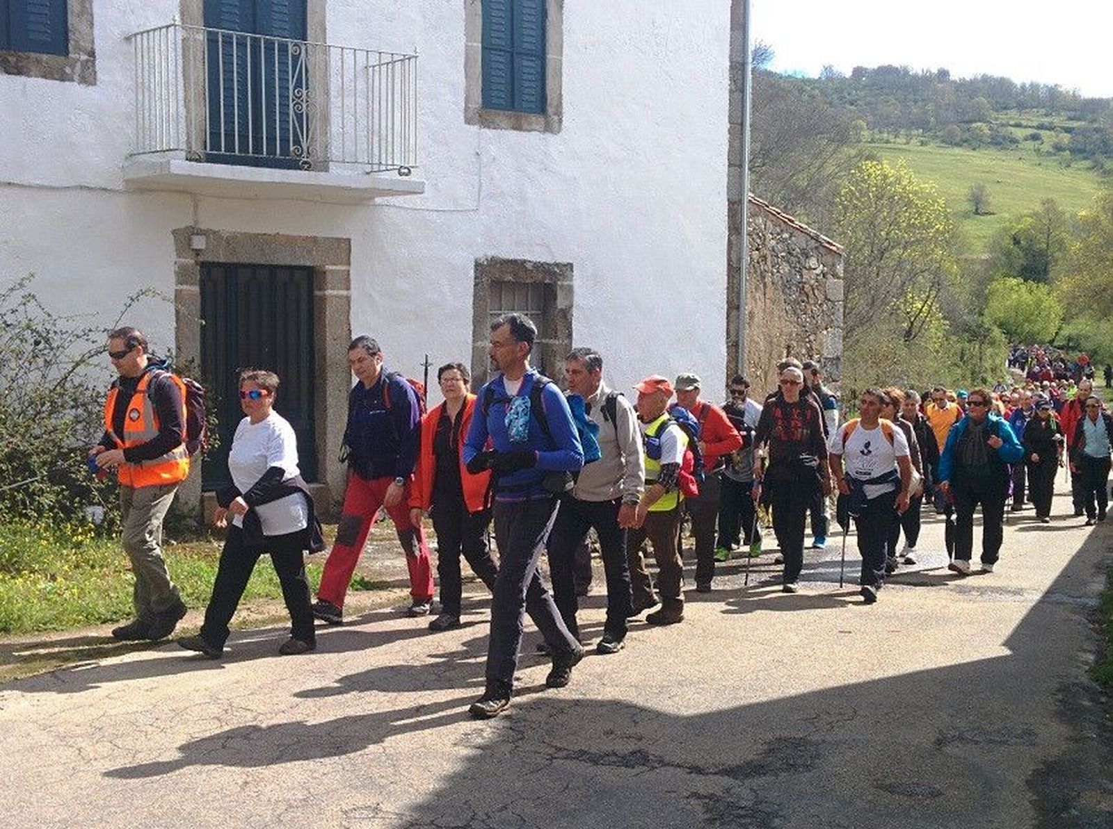 La marcha senderista La Salamanquesa a su paso por los Molinos de Pichón. Foto Archivo