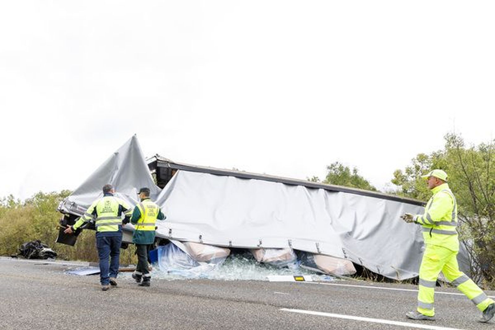 Una fallecida y sus tres hijos en un accidente entre un turismo y un camión en Segovia. Foto Nacho Valverde, ICAL