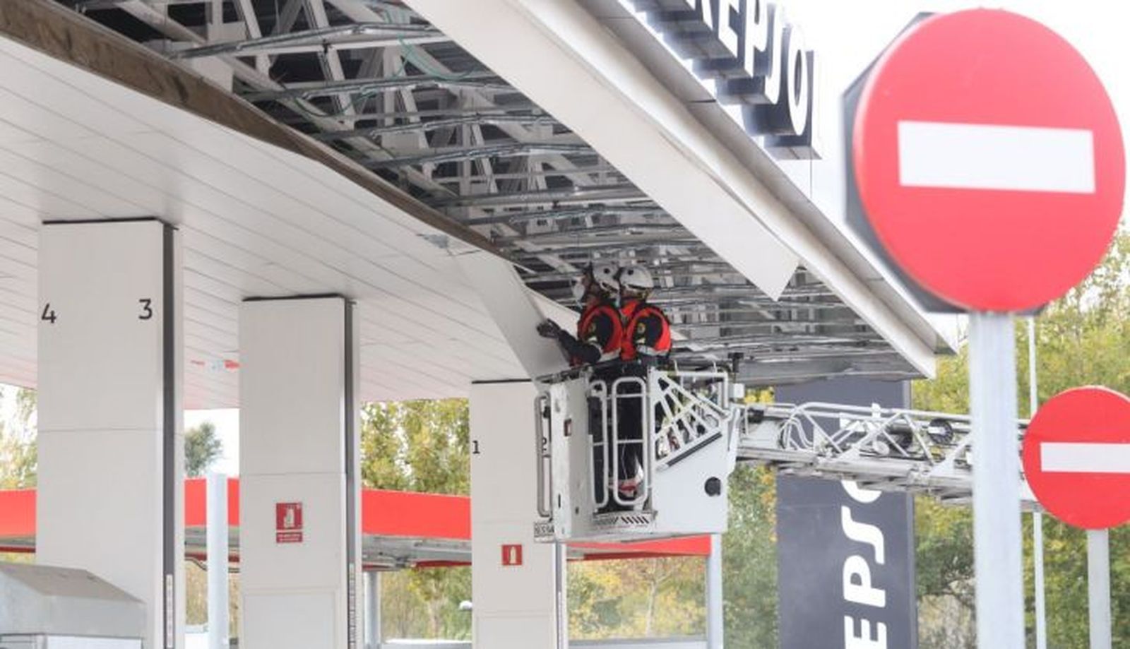 Bomberos reparan la gasolinera del Arrabal 3. Bomberos reparan la gasolinera del Arrabal 3.