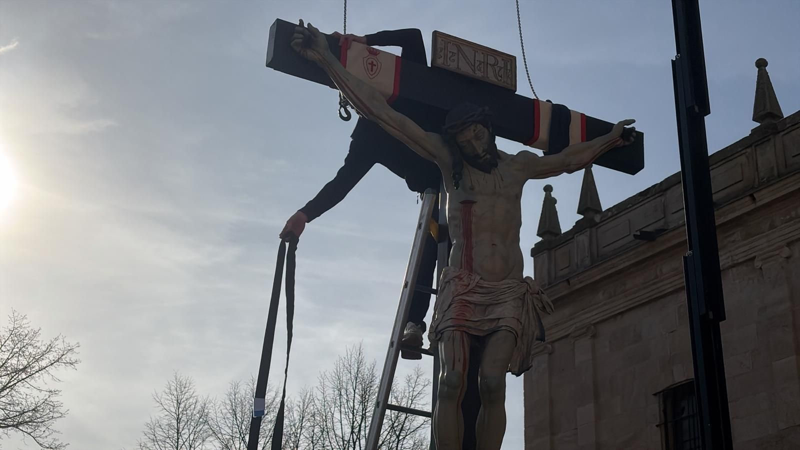 Colocación del Cristo de las Injurias en su mesa procesional