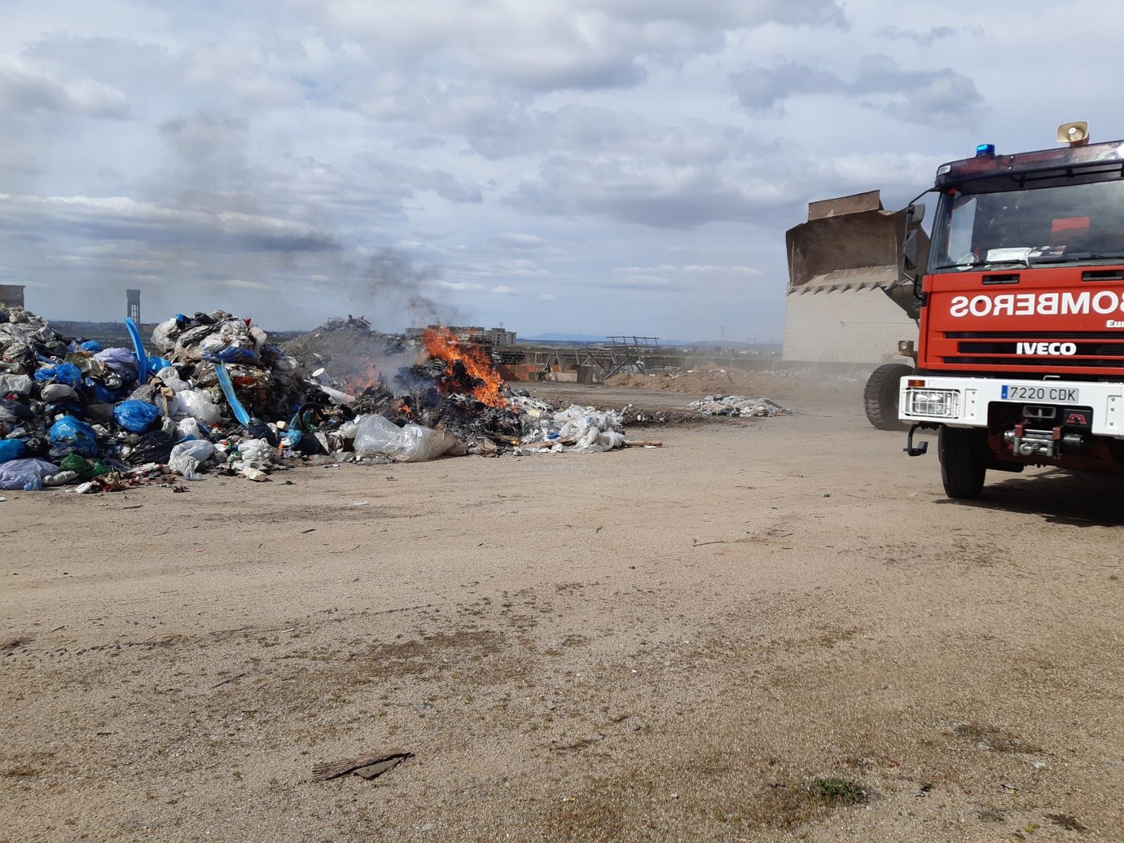 Comienza a arder la carga de un camión de la basura y los bomberos tienen que actuar