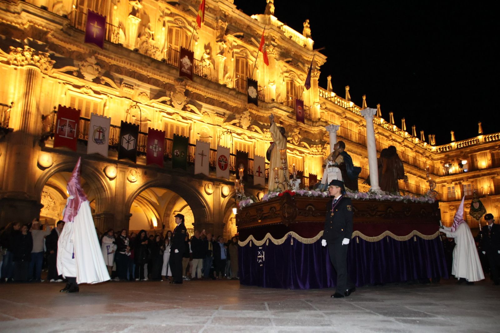 Emotivo desfile por el centenario de Seráfica Hermandad de Nazarenos con gran presencia de niños